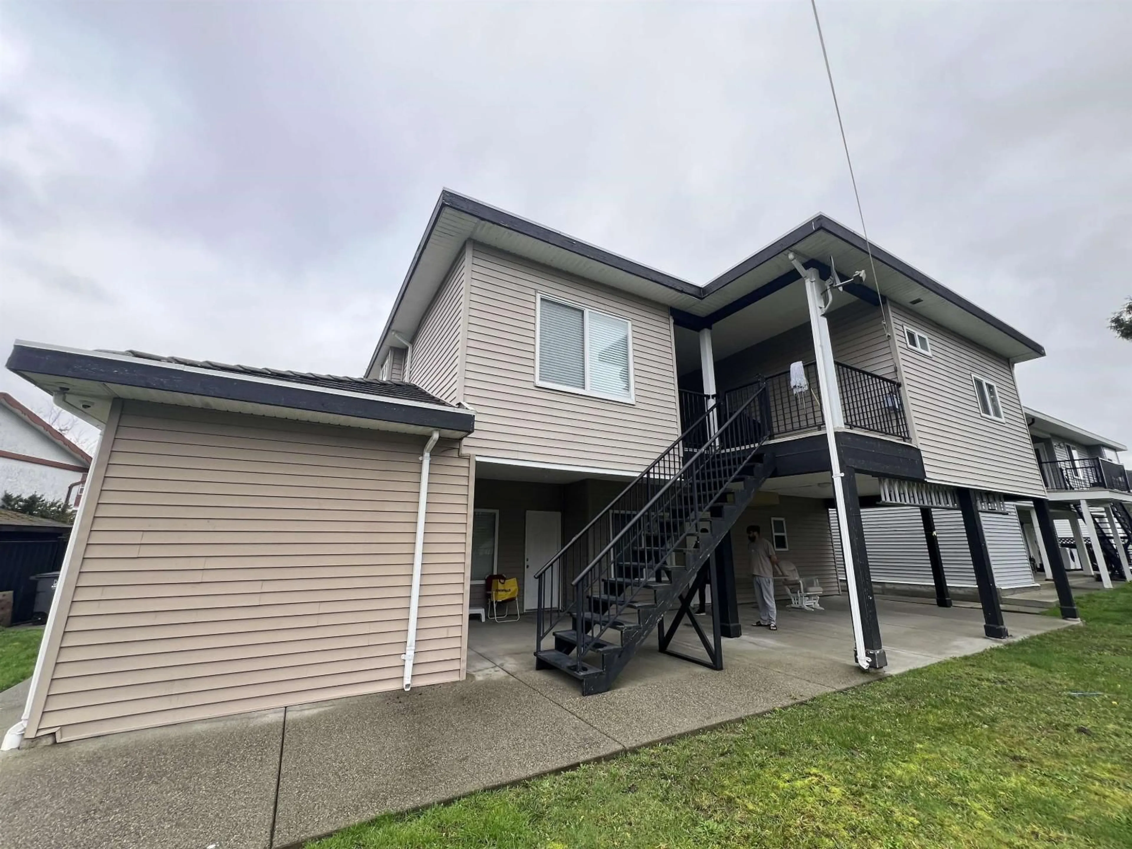 A pic from outside/outdoor area/front of a property/back of a property/a pic from drone, building for 9416 WALLACE CRESCENT, Surrey British Columbia V3V1V6