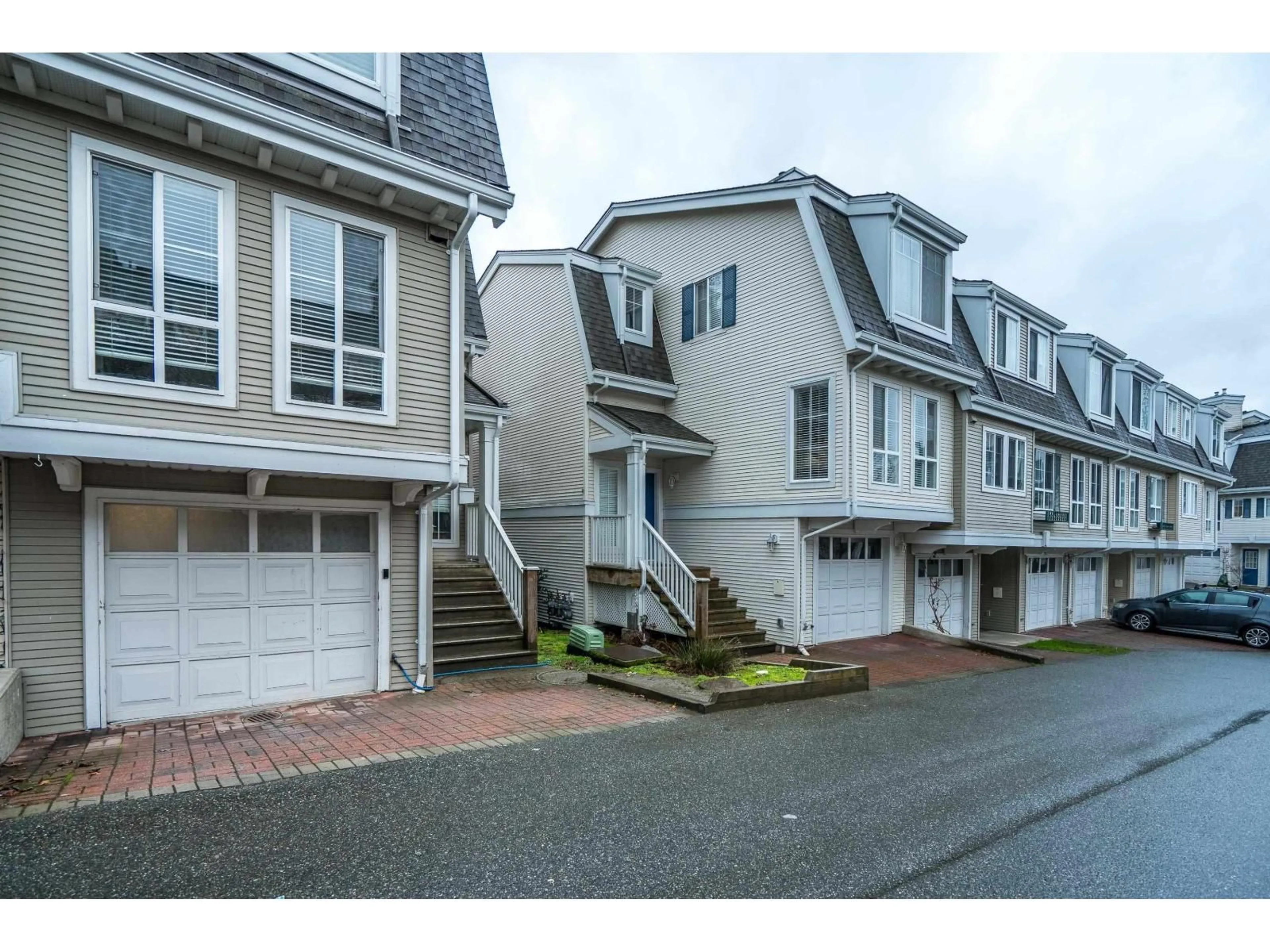 Home with vinyl exterior material, street for 27 - 8890 WALNUT GROVE DRIVE, Langley British Columbia V1M3W4