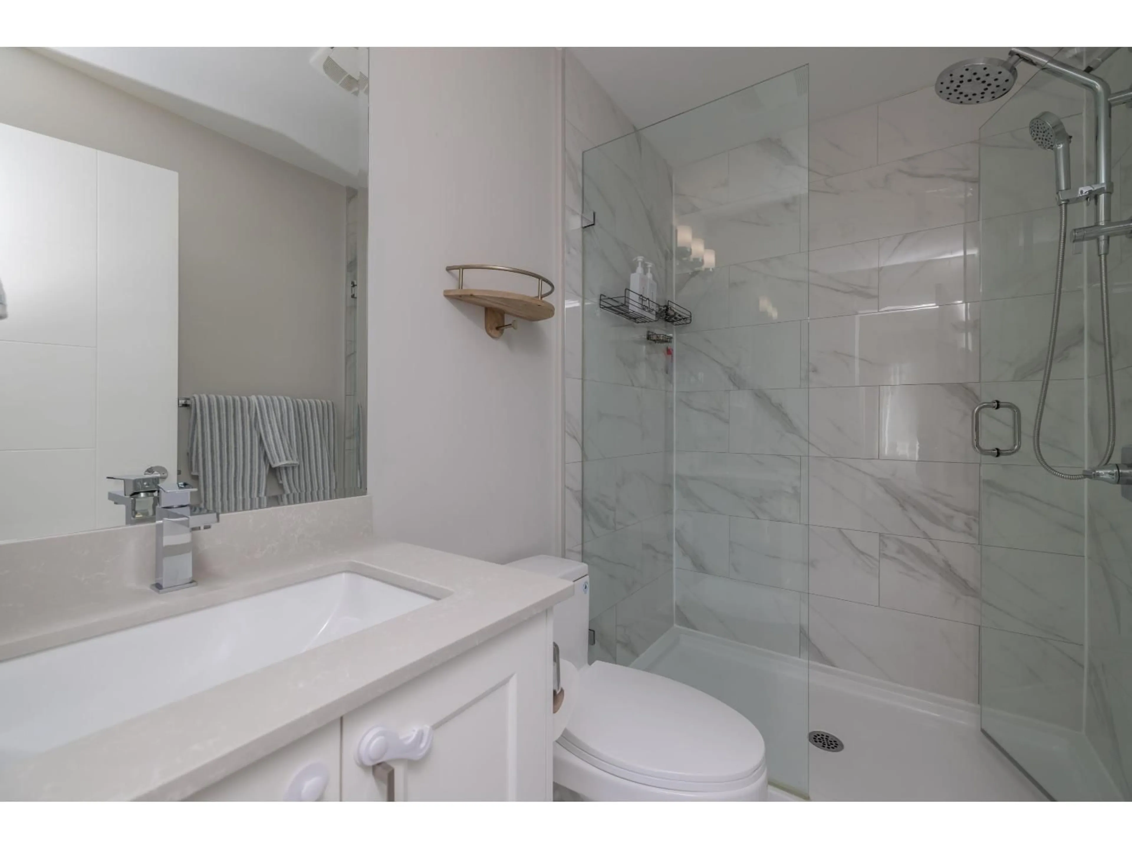 Standard bathroom, ceramic/tile floor for 21 - 19483 74 AVENUE, Surrey British Columbia V4N6V7
