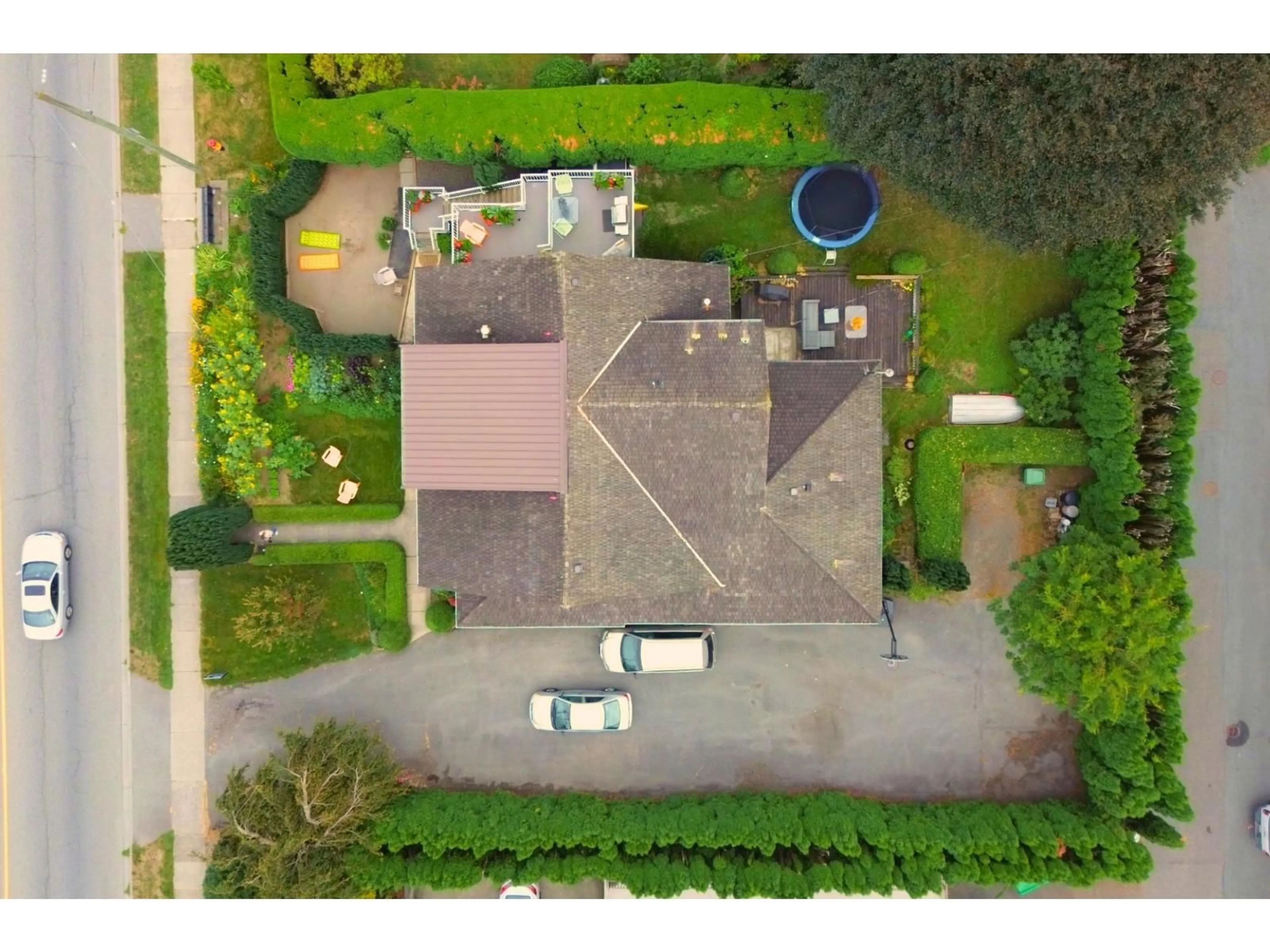 A pic from outside/outdoor area/front of a property/back of a property/a pic from drone, street for 46028 FIRST AVENUE, Chilliwack British Columbia V2P1W1