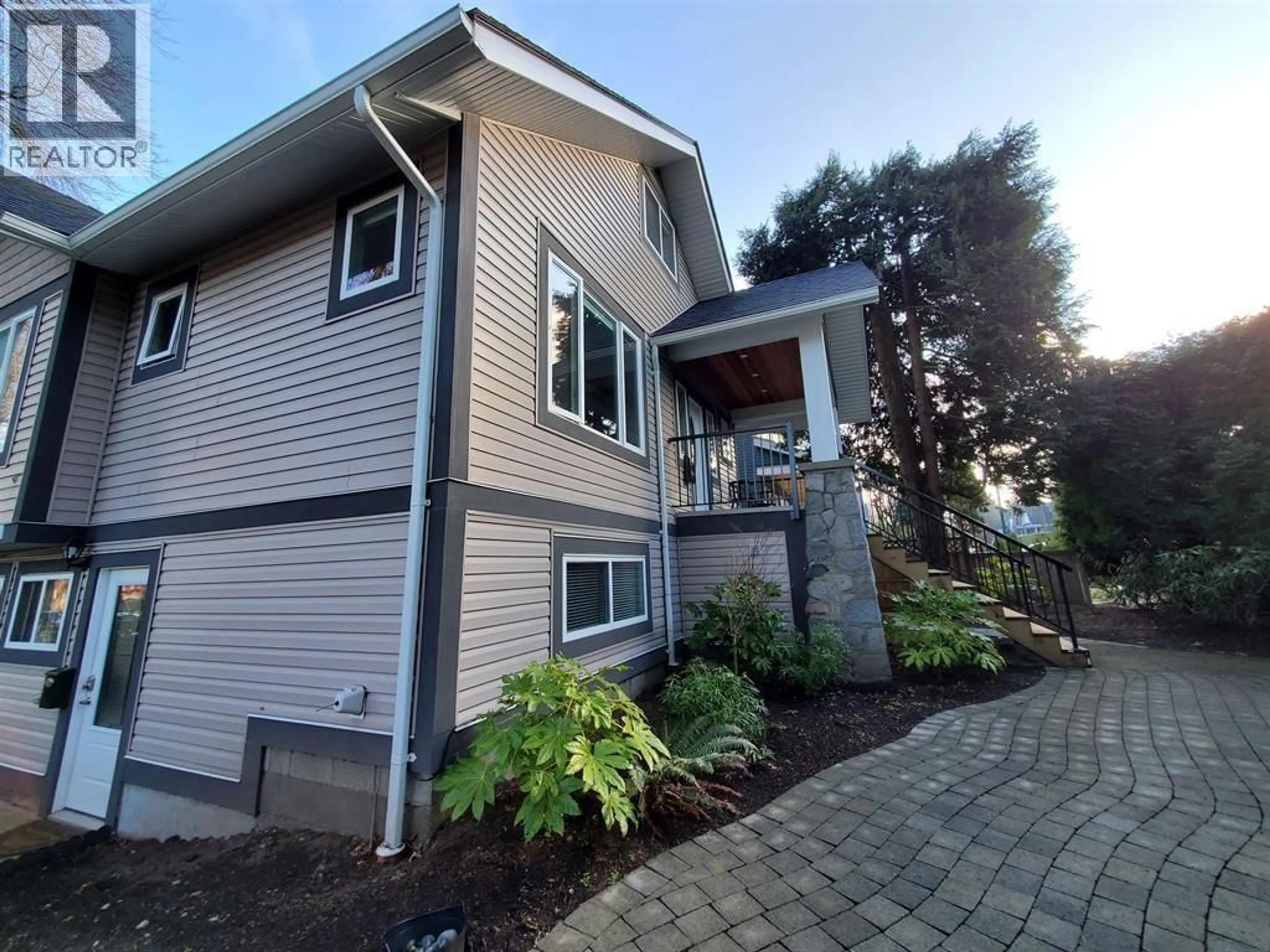 Home with vinyl exterior material, street for 195 12 AVENUE, Vancouver British Columbia V5Y1T6