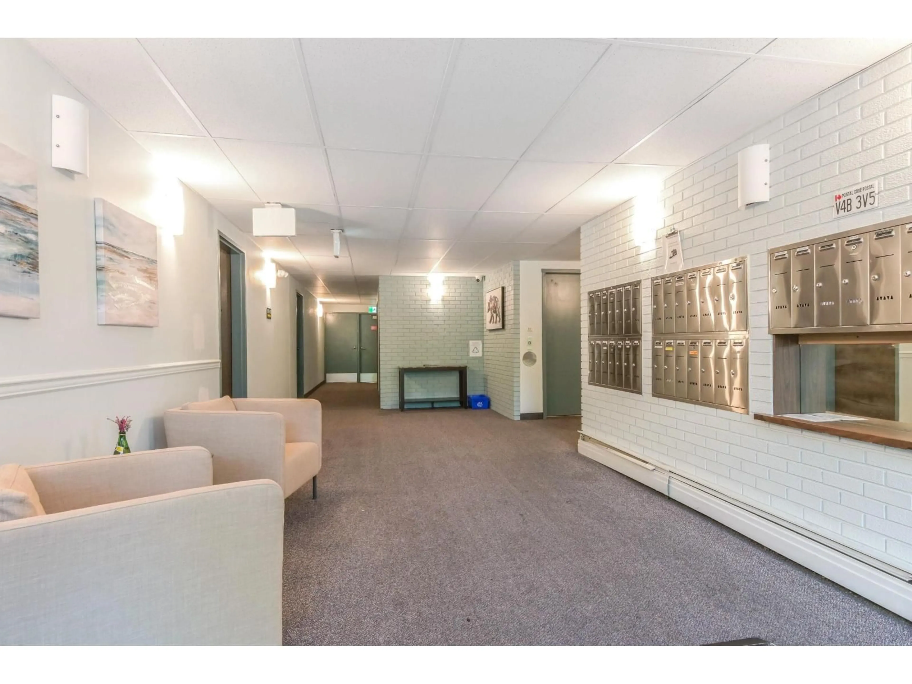 Indoor foyer for 302 - 1442 BLACKWOOD STREET, White Rock British Columbia V4B3V5