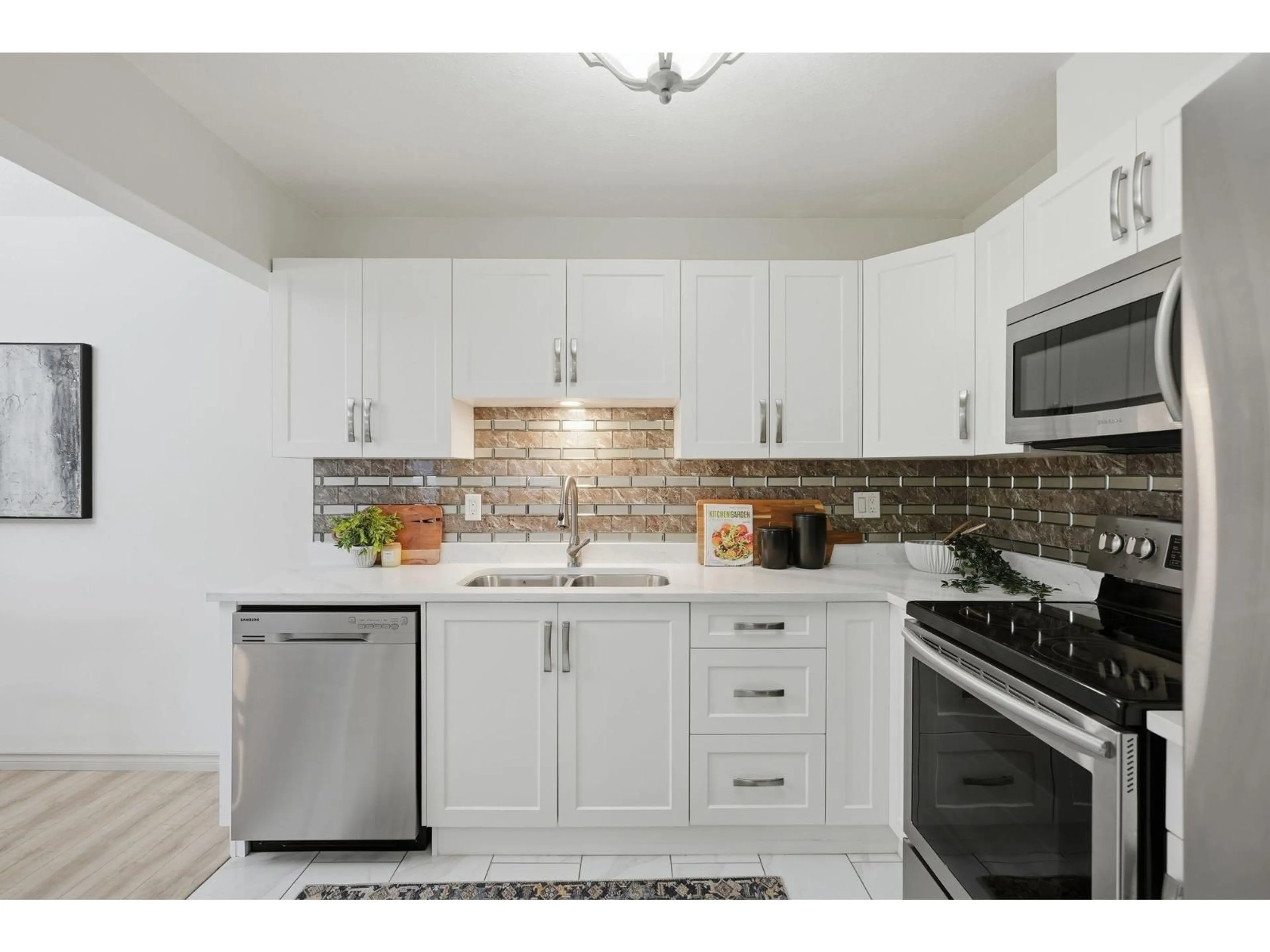 Standard kitchen, ceramic/tile floor for 311 - 2414 CHURCH STREET, Abbotsford British Columbia V2T3J7