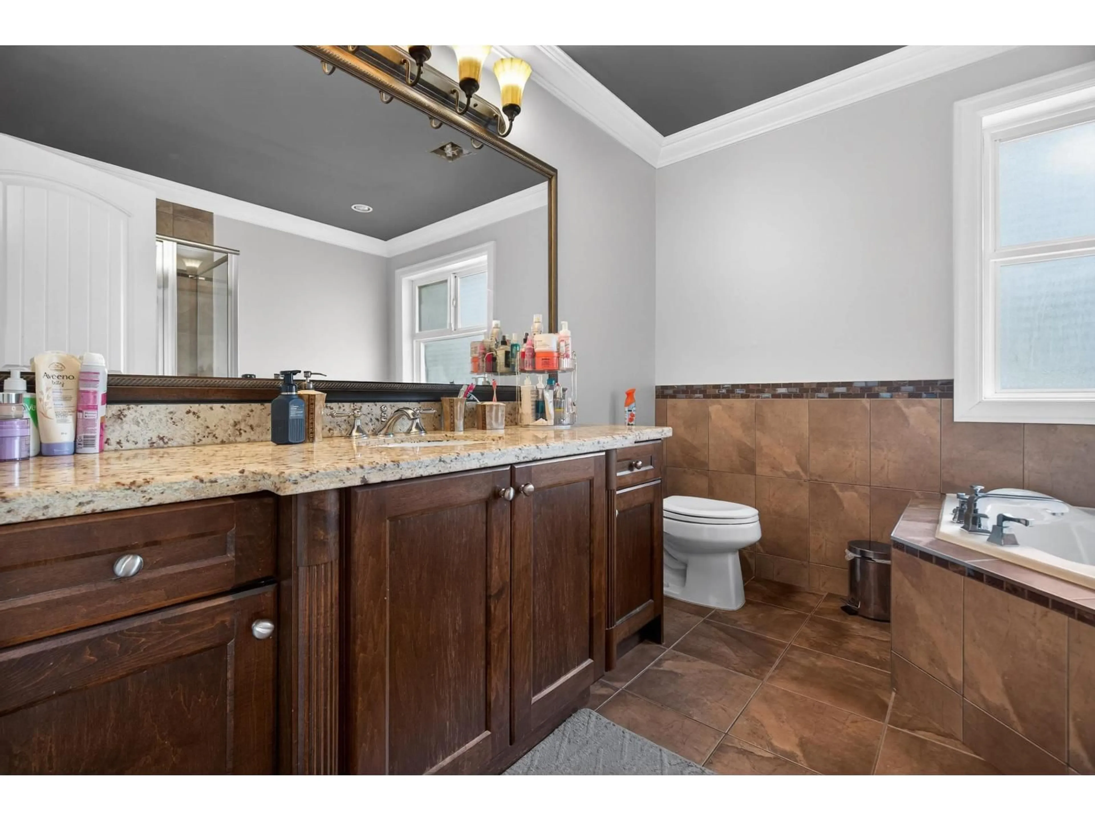 Standard bathroom, ceramic/tile floor for 14039 91 AVENUE, Surrey British Columbia V3V1E6