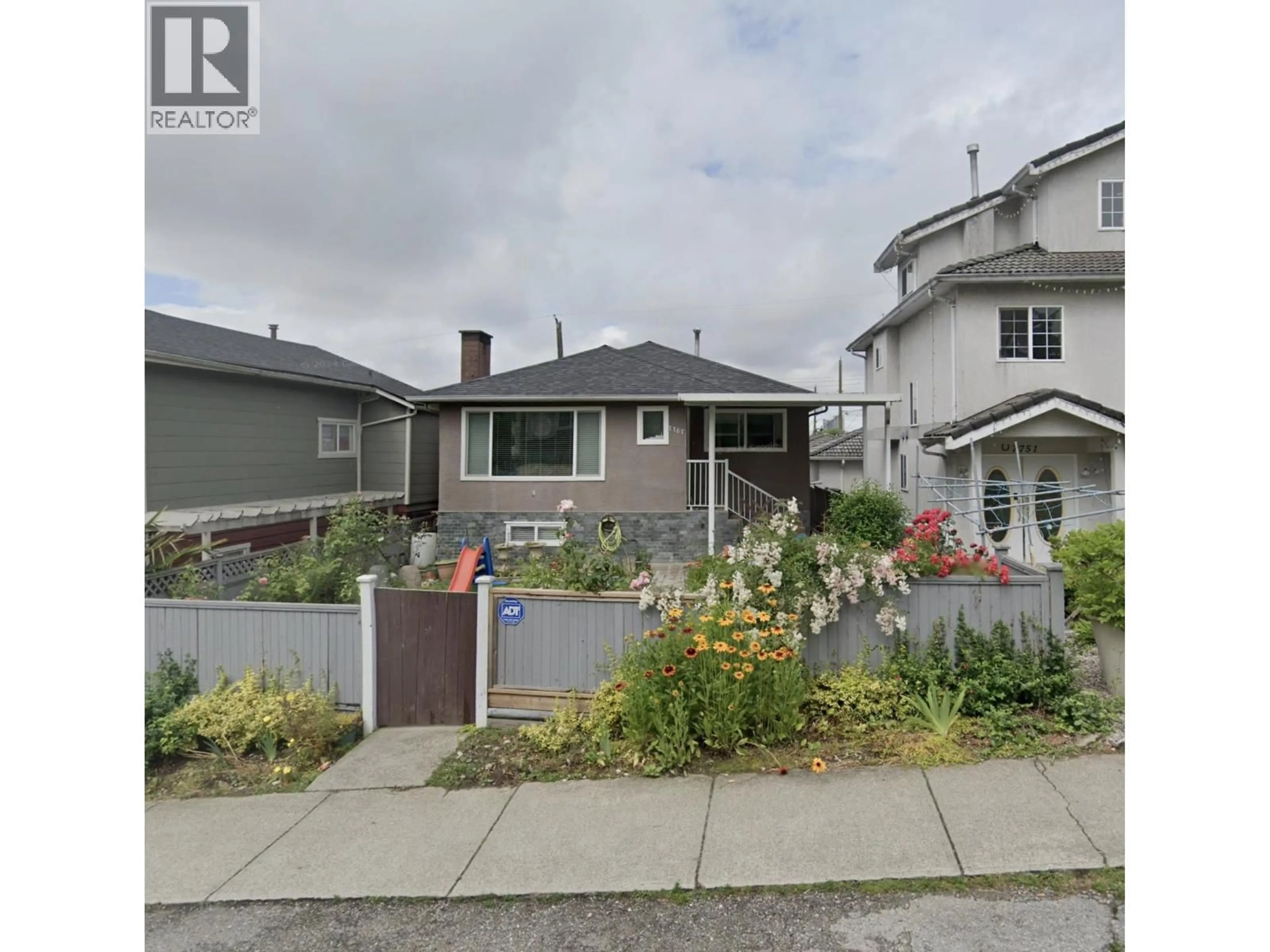 A pic from outside/outdoor area/front of a property/back of a property/a pic from drone, street for 7767 PRINCE ALBERT STREET, Vancouver British Columbia V5X3Z5