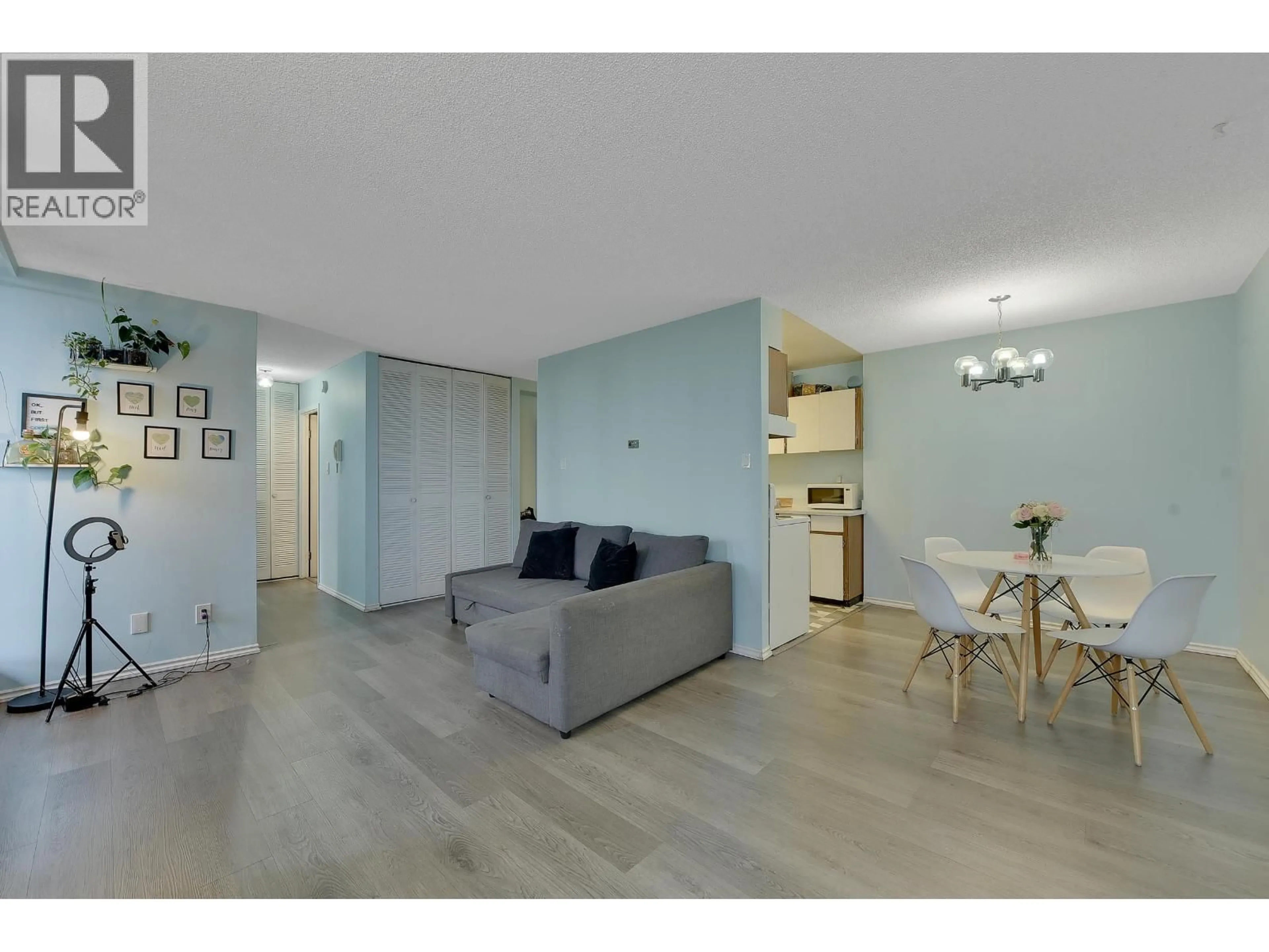 Living room with furniture, unknown for 605 - 6759 WILLINGDON AVENUE, Burnaby British Columbia V5H3Y9