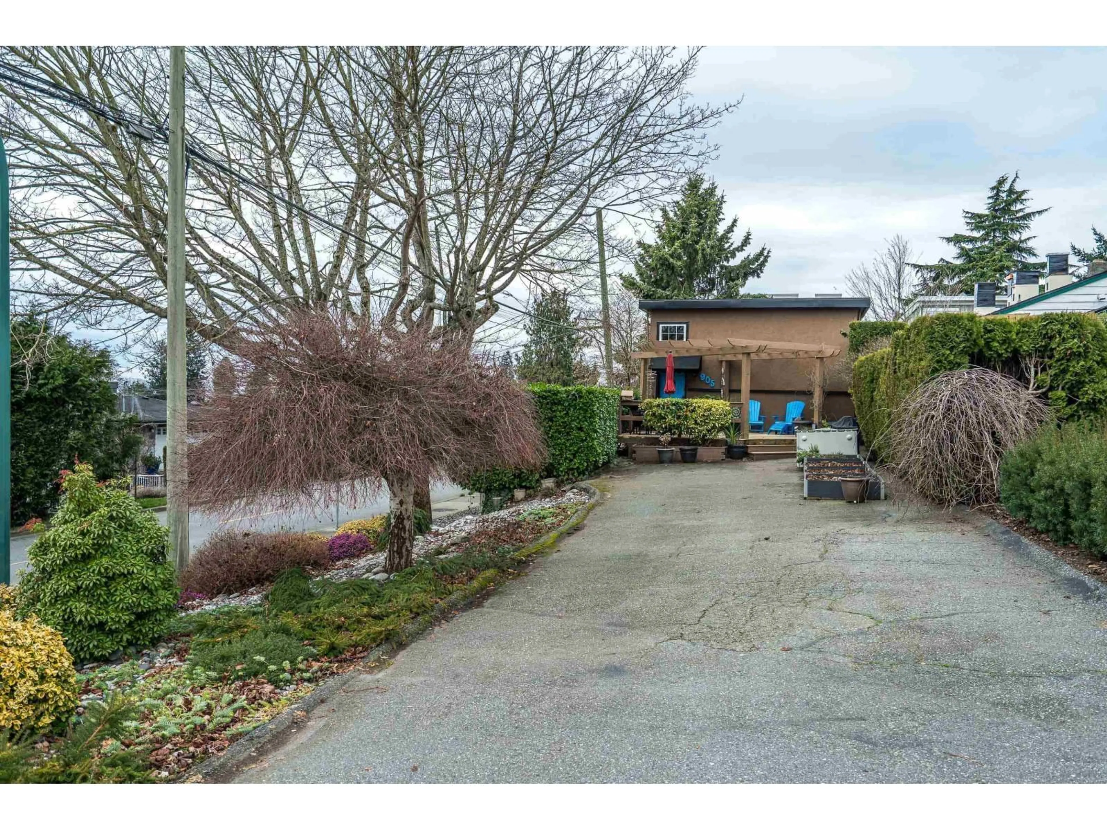 A pic from outside/outdoor area/front of a property/back of a property/a pic from drone, street for 905 HABGOOD STREET, White Rock British Columbia V4B4W5