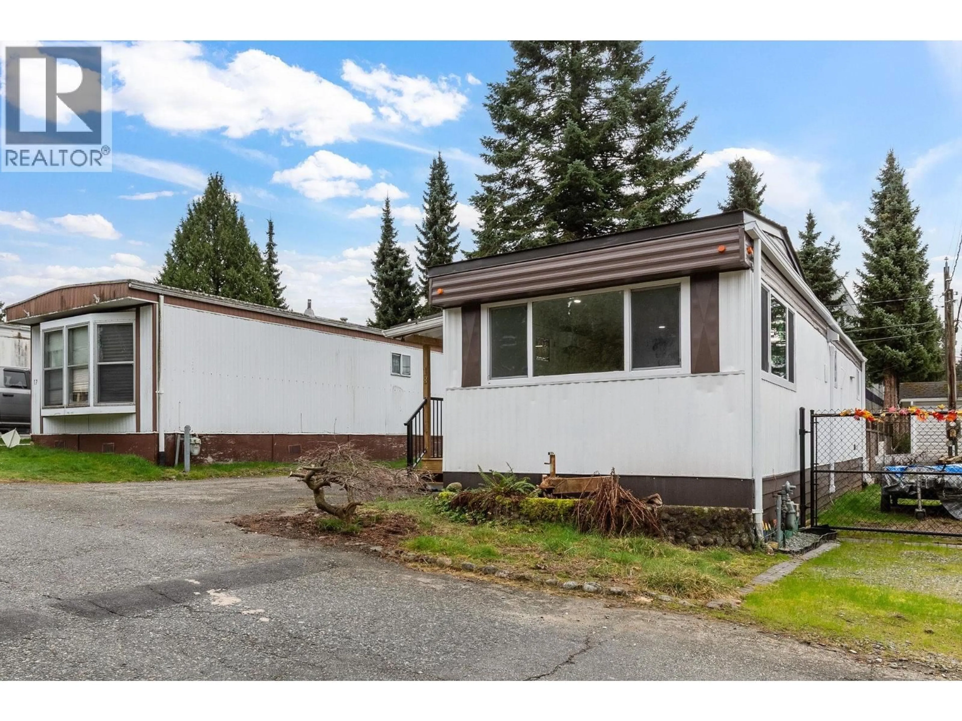 Home with vinyl exterior material, street for 18 - 21163 LOUGHEED HIGHWAY, Maple Ridge British Columbia V2X2R4