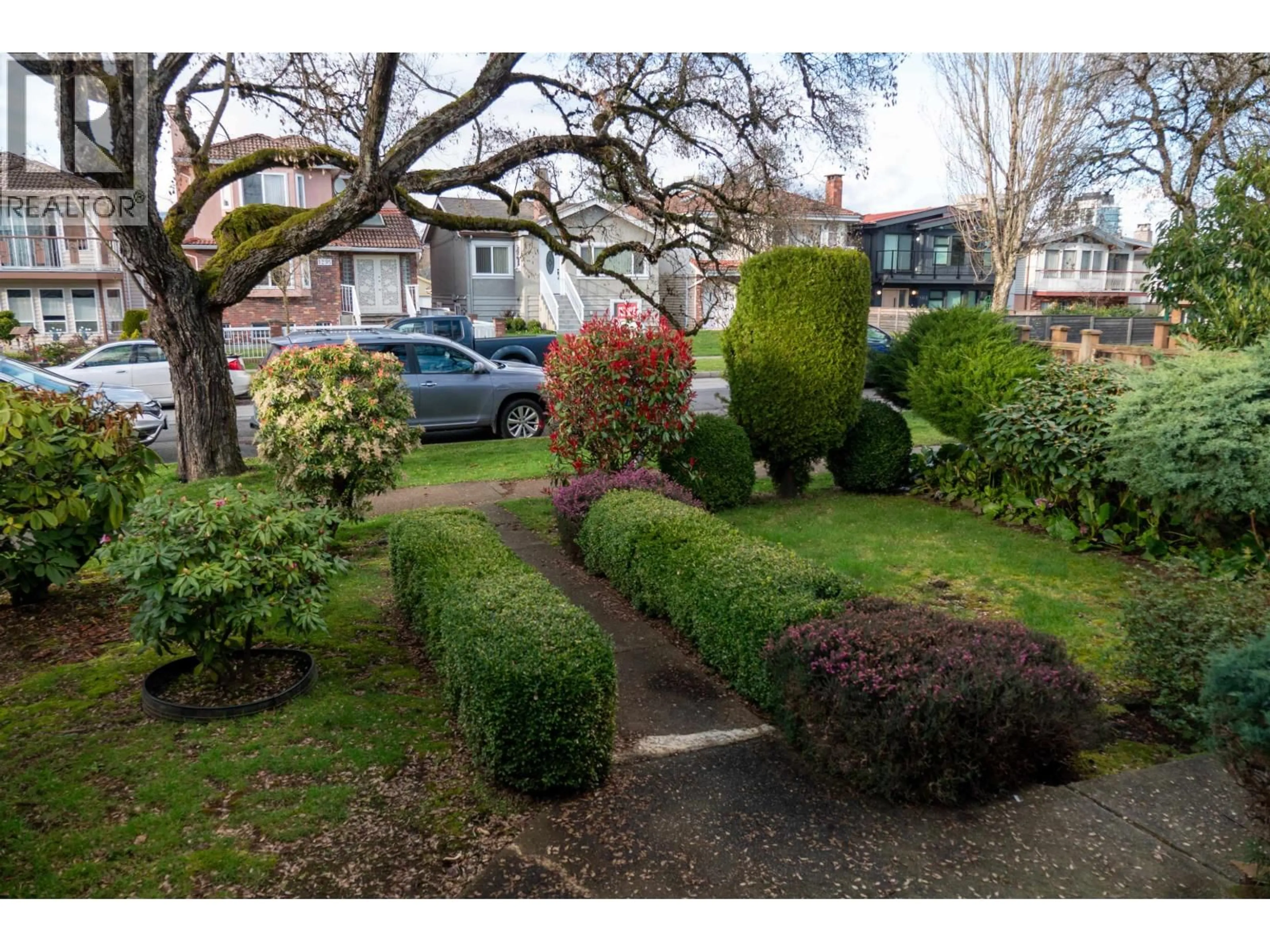 A pic from outside/outdoor area/front of a property/back of a property/a pic from drone, street for 1296 27TH AVENUE, Vancouver British Columbia V5V2L8