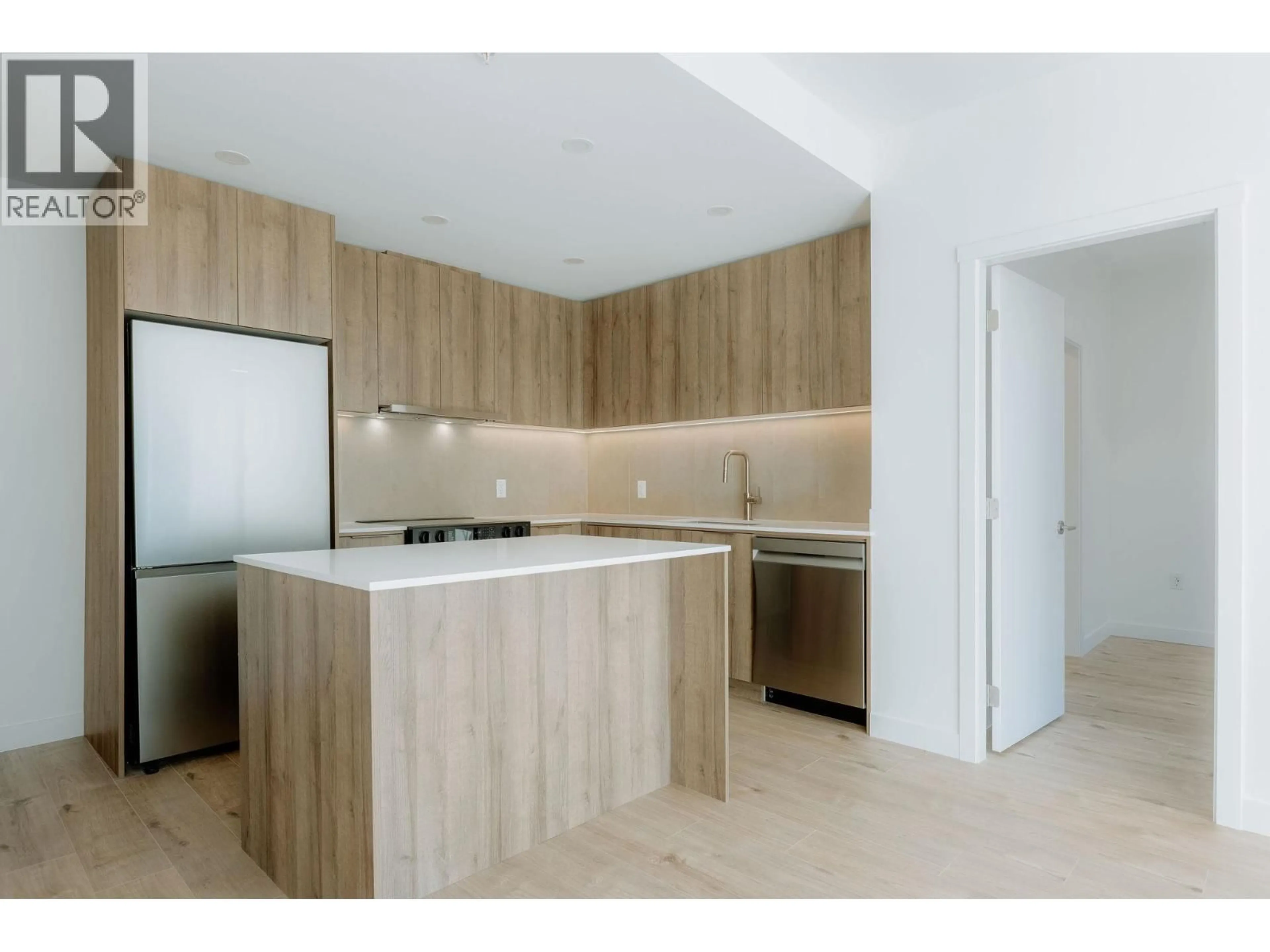 Standard kitchen, wood/laminate floor for 305 - 3594 MALSUM DRIVE, North Vancouver British Columbia V7G0B4