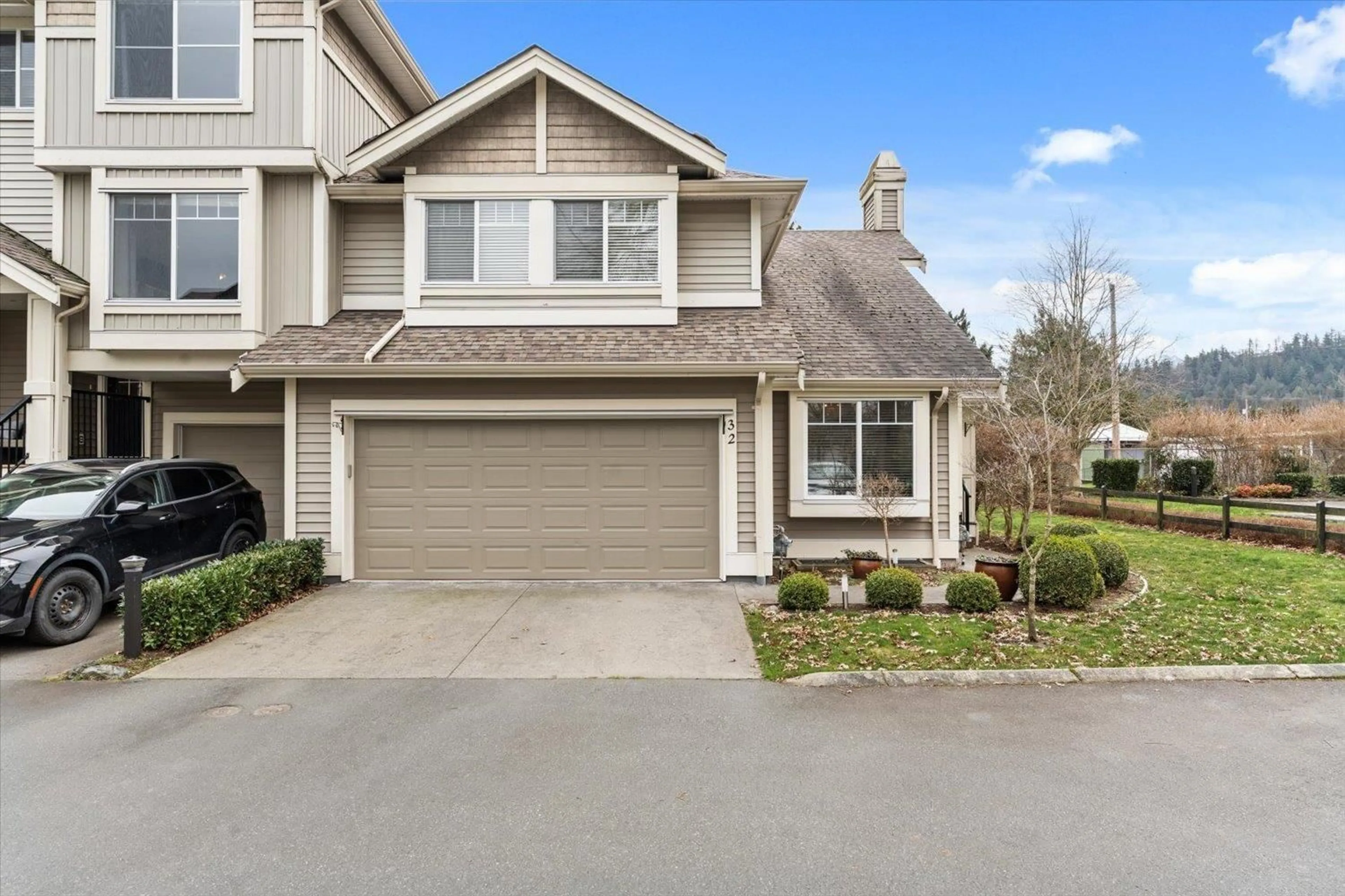 Home with vinyl exterior material, street for 32 - 45550 SHAWNIGAN CRESCENT, Chilliwack British Columbia V2R5Y1