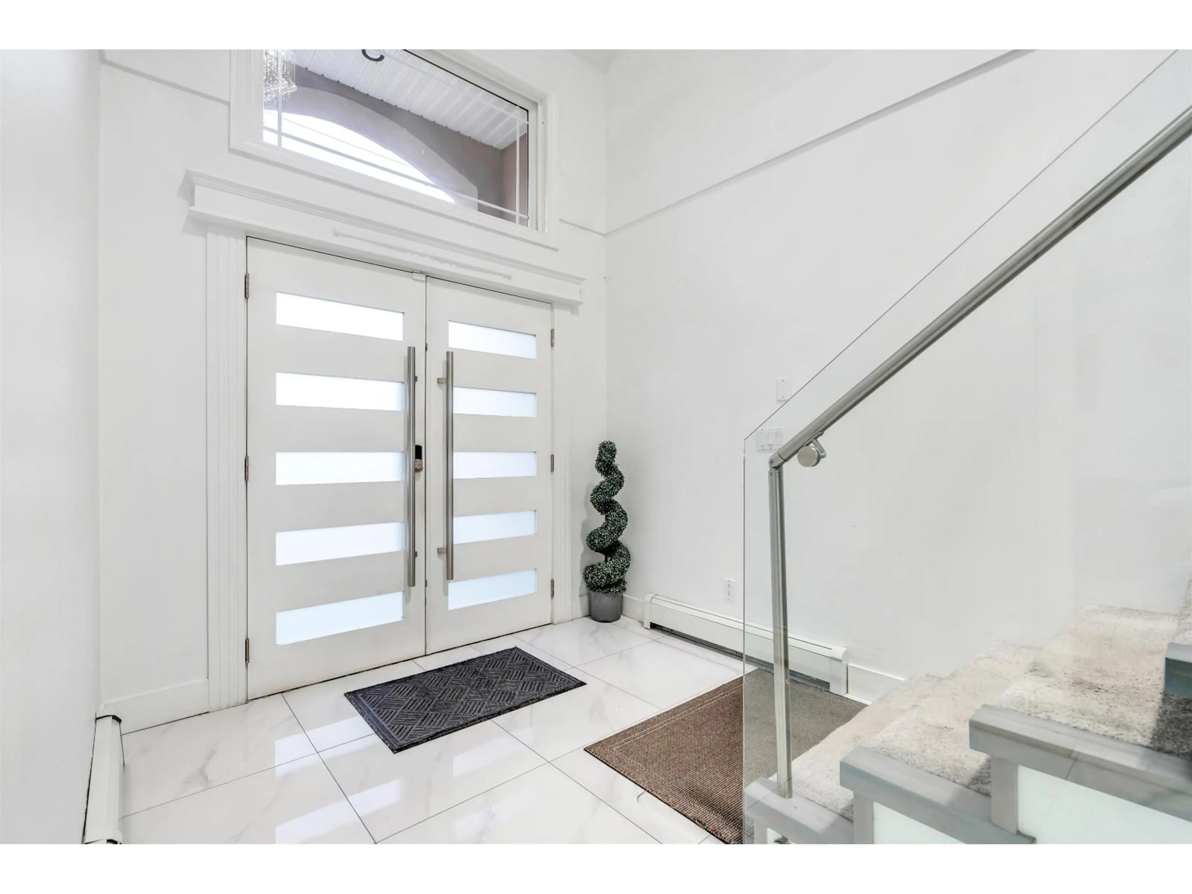 Indoor foyer for 15089 66A AVENUE, Surrey British Columbia V3S2A4