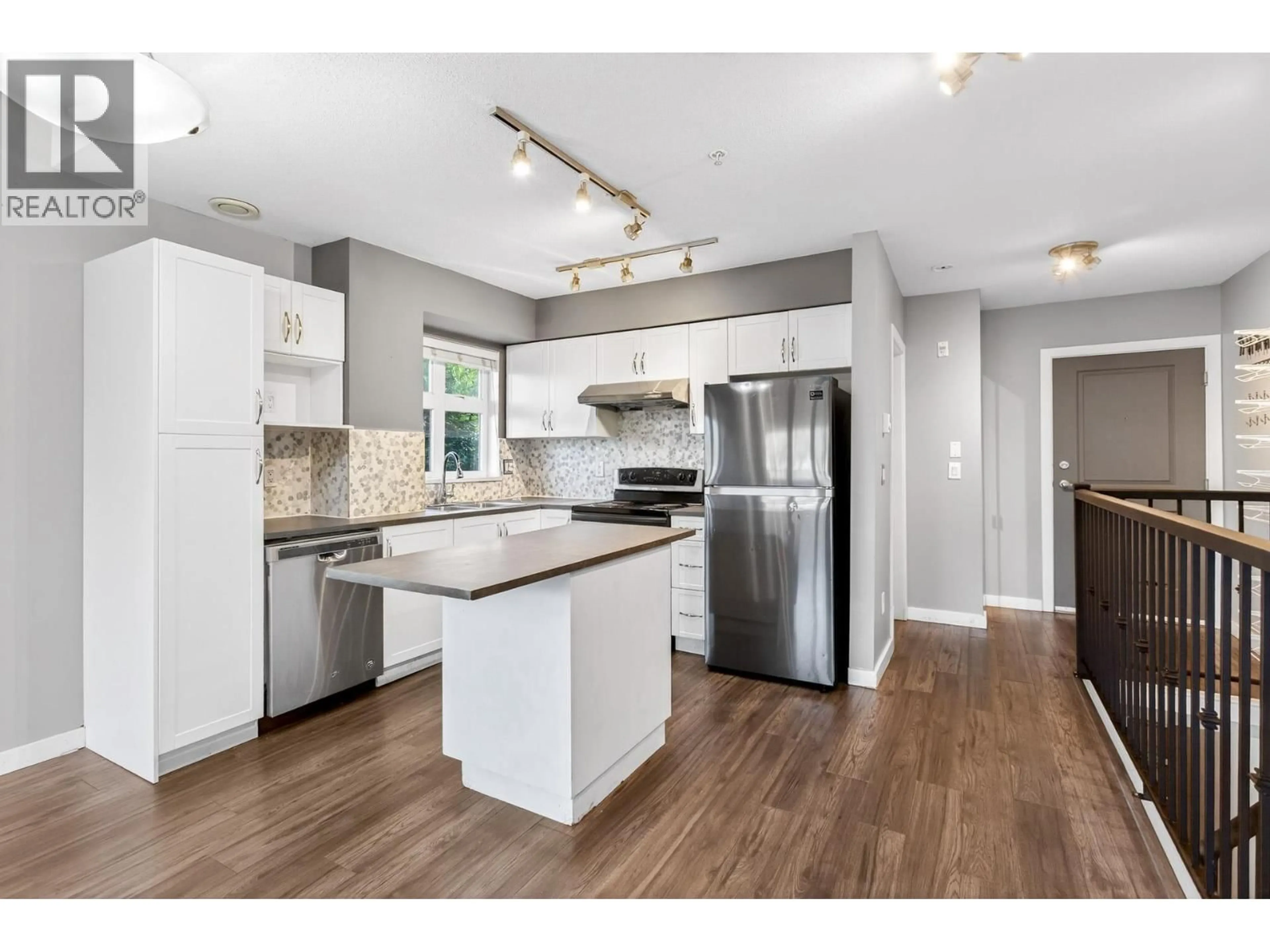 Open concept kitchen, wood/laminate floor for 112 - 160 SHORELINE CIRCLE, Port Moody British Columbia V3H0B2