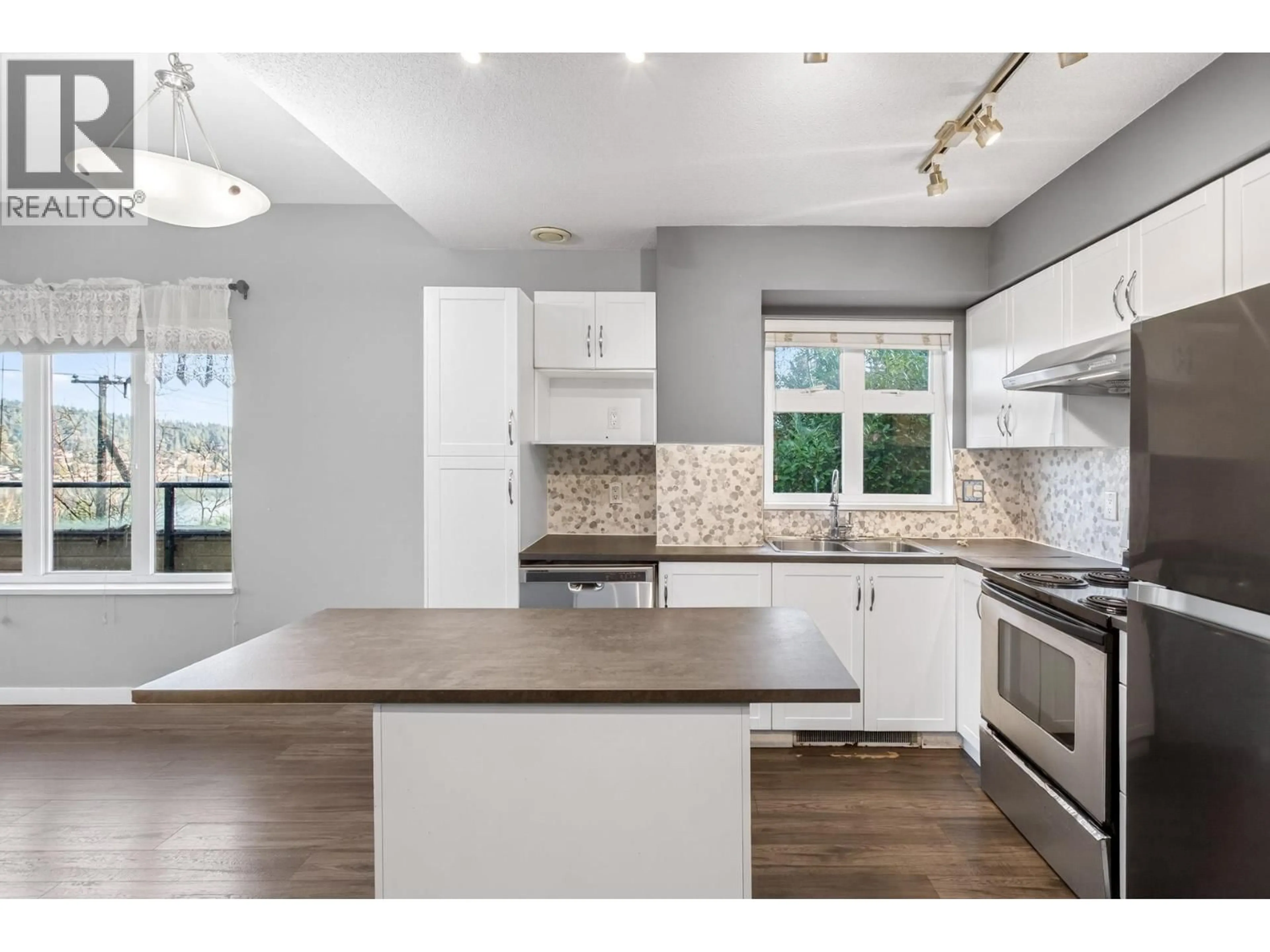 Open concept kitchen, unknown for 112 - 160 SHORELINE CIRCLE, Port Moody British Columbia V3H0B2