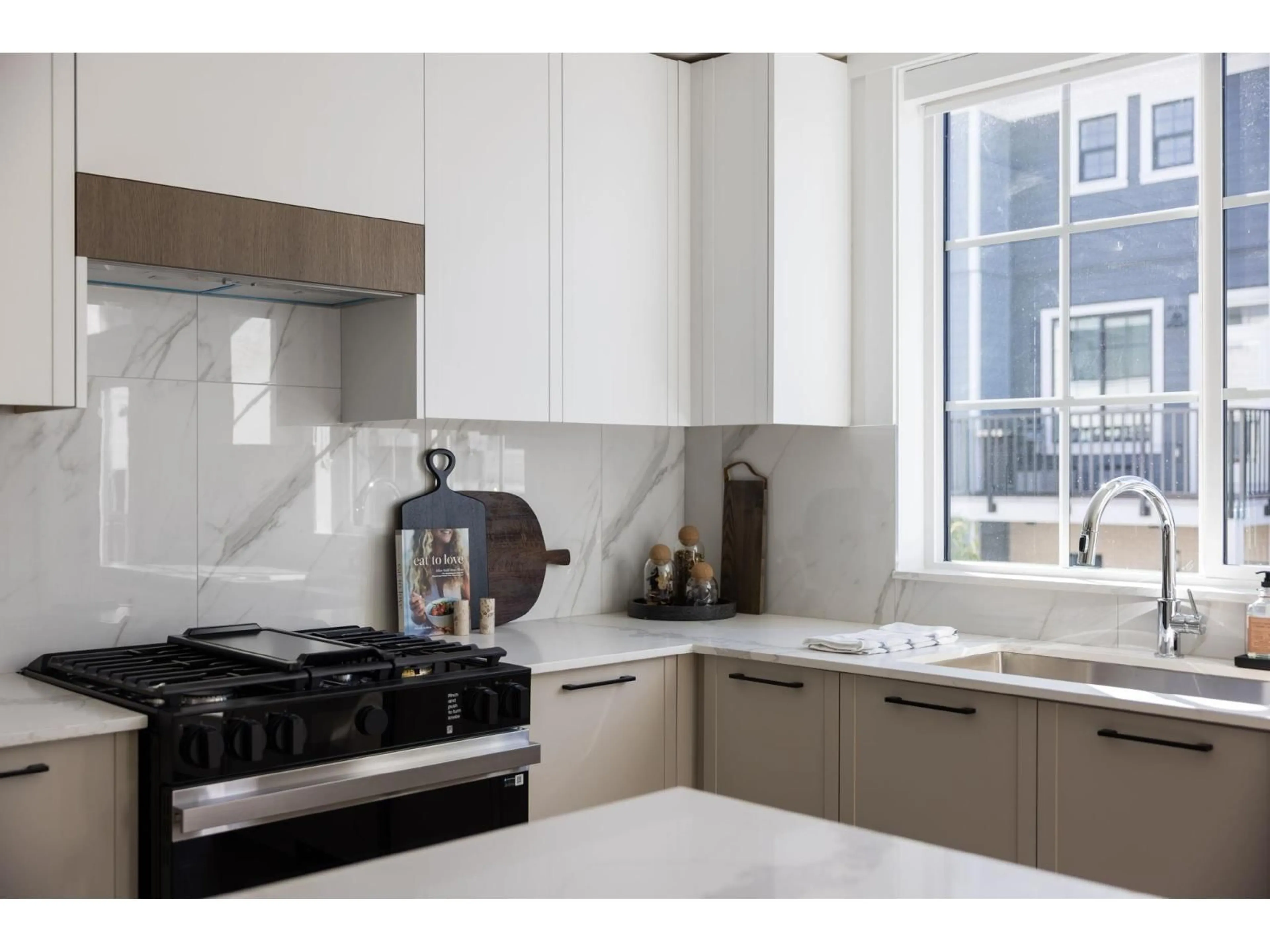 Contemporary kitchen, ceramic/tile floor for 83 - 20650 78 AVENUE, Langley British Columbia V2Y4L9