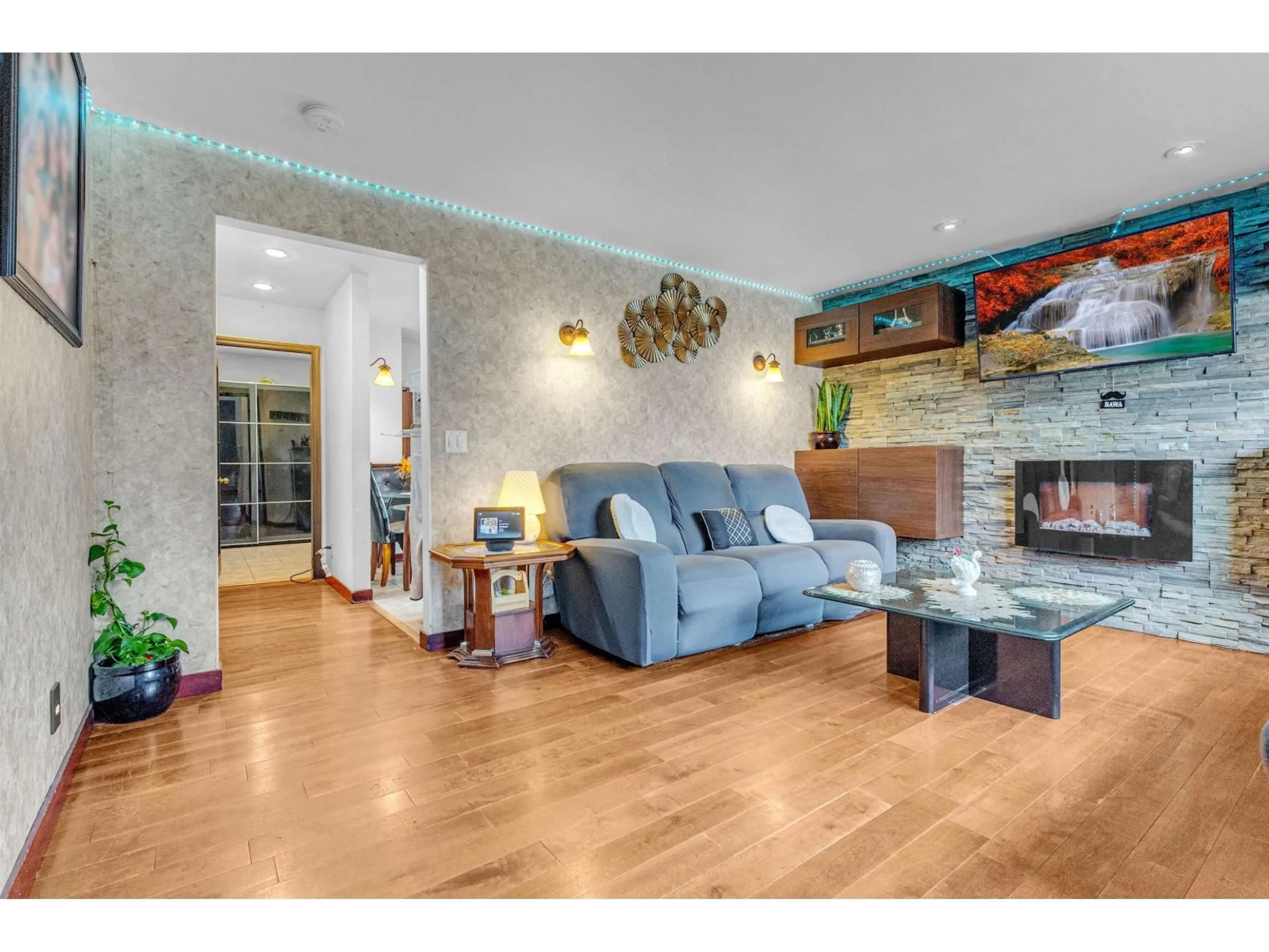 Living room with furniture, wood/laminate floor for 18296 BAYARD PLACE, Surrey British Columbia V3S5C4