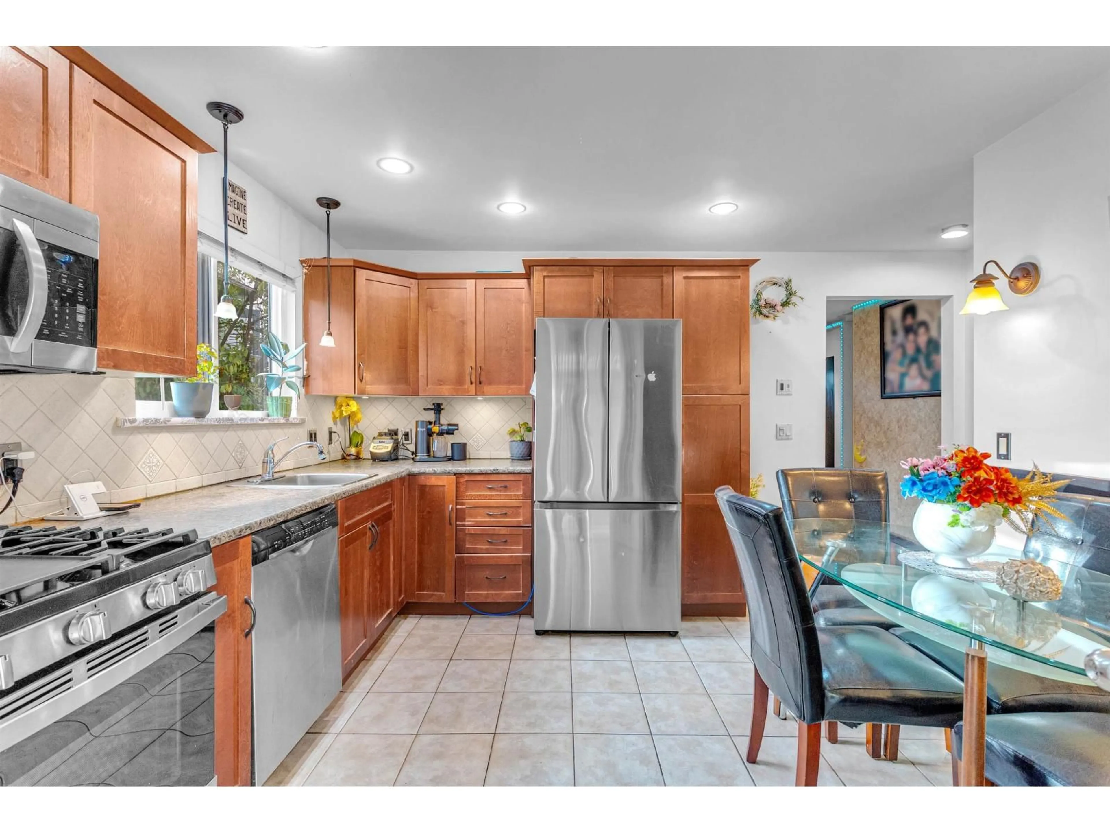 Open concept kitchen, ceramic/tile floor for 18296 BAYARD PLACE, Surrey British Columbia V3S5C4