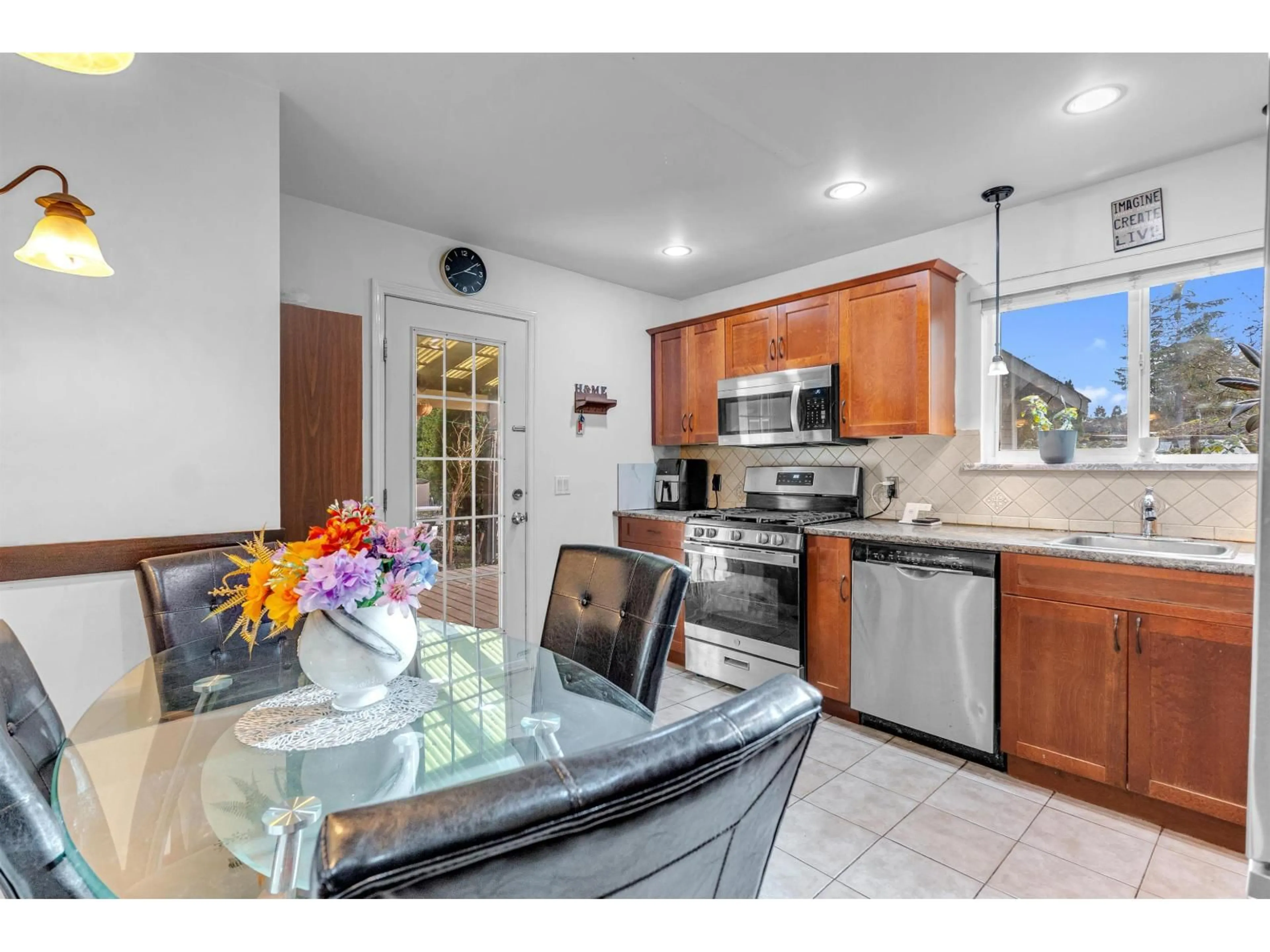 Open concept kitchen, ceramic/tile floor for 18296 BAYARD PLACE, Surrey British Columbia V3S5C4