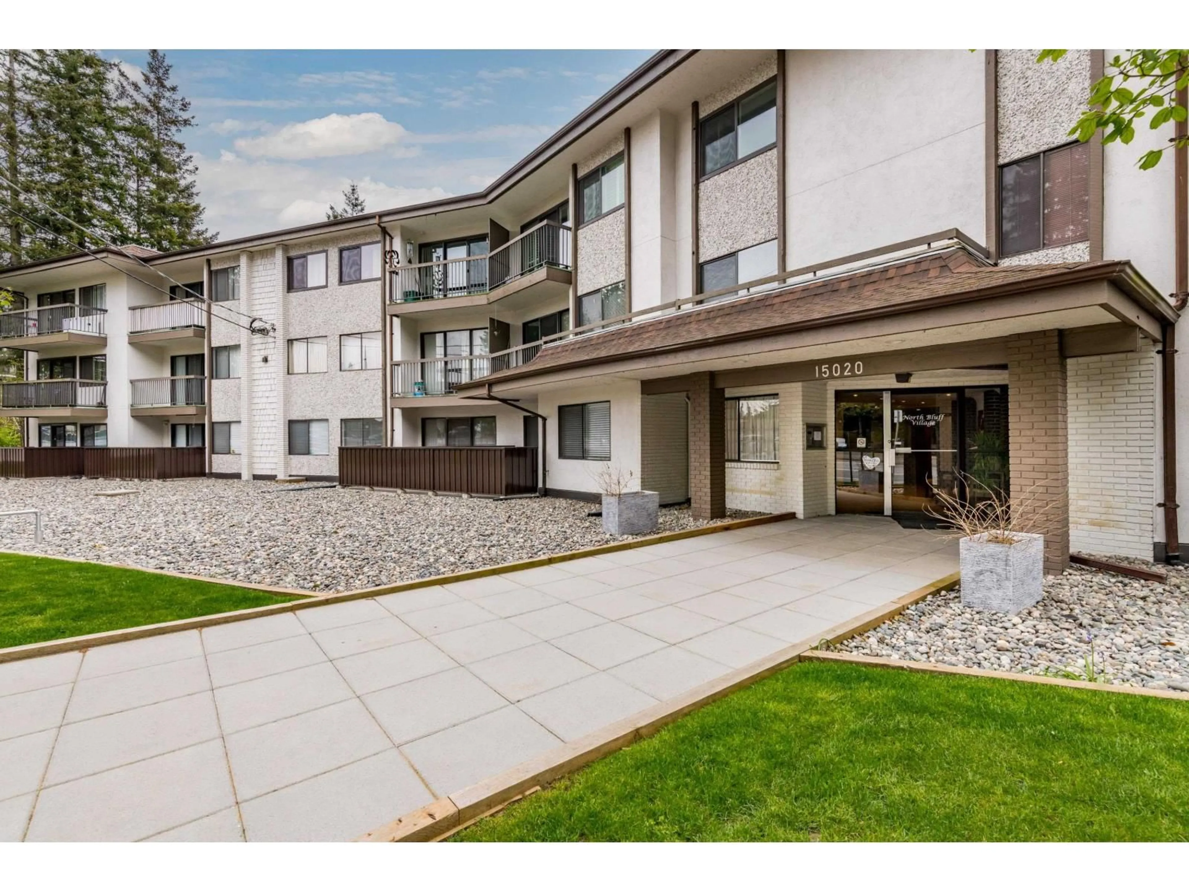Patio, mountain view for 218 - 15020 NORTH BLUFF ROAD, White Rock British Columbia V4B5A4
