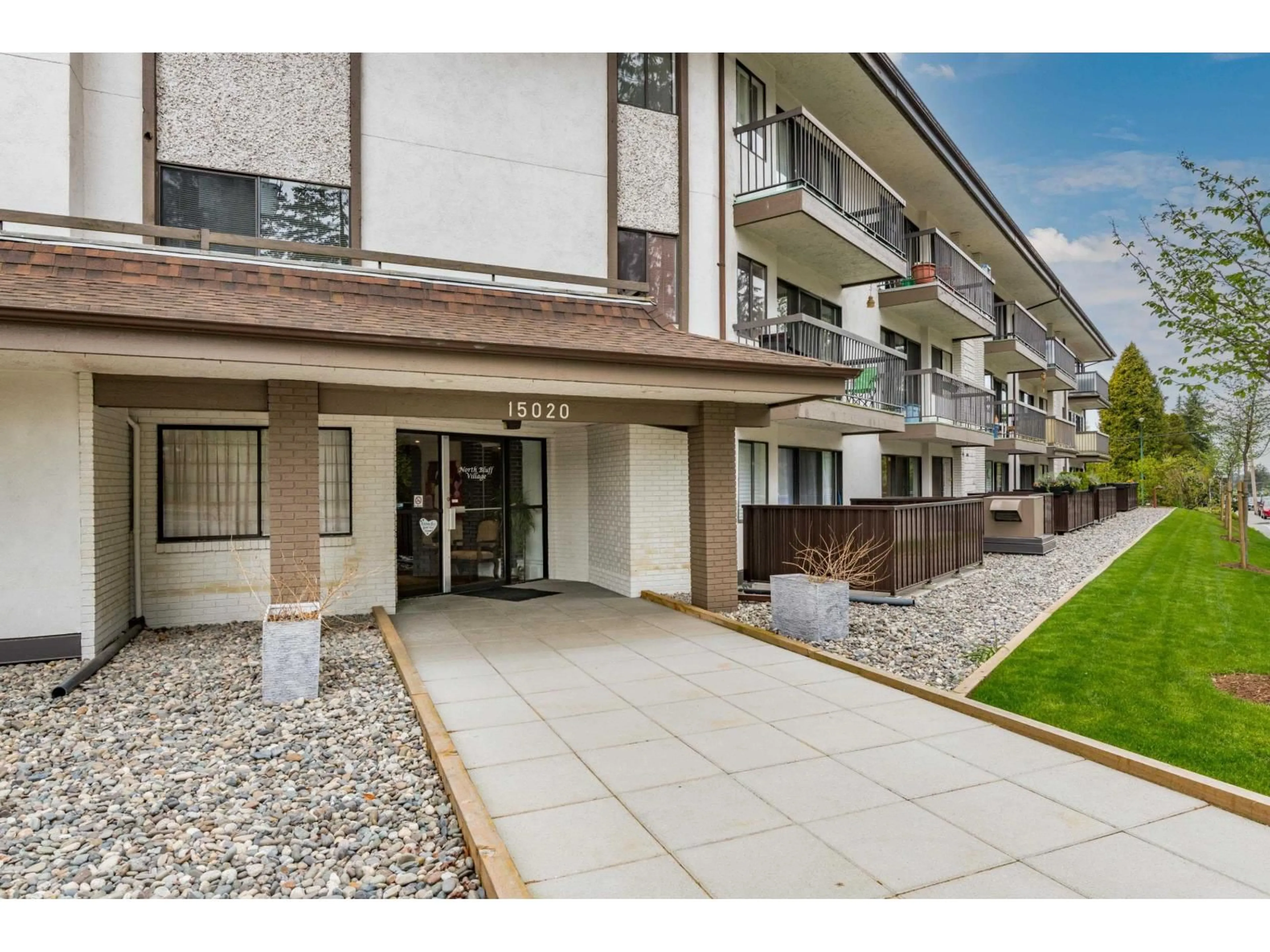 Patio, street for 218 - 15020 NORTH BLUFF ROAD, White Rock British Columbia V4B5A4