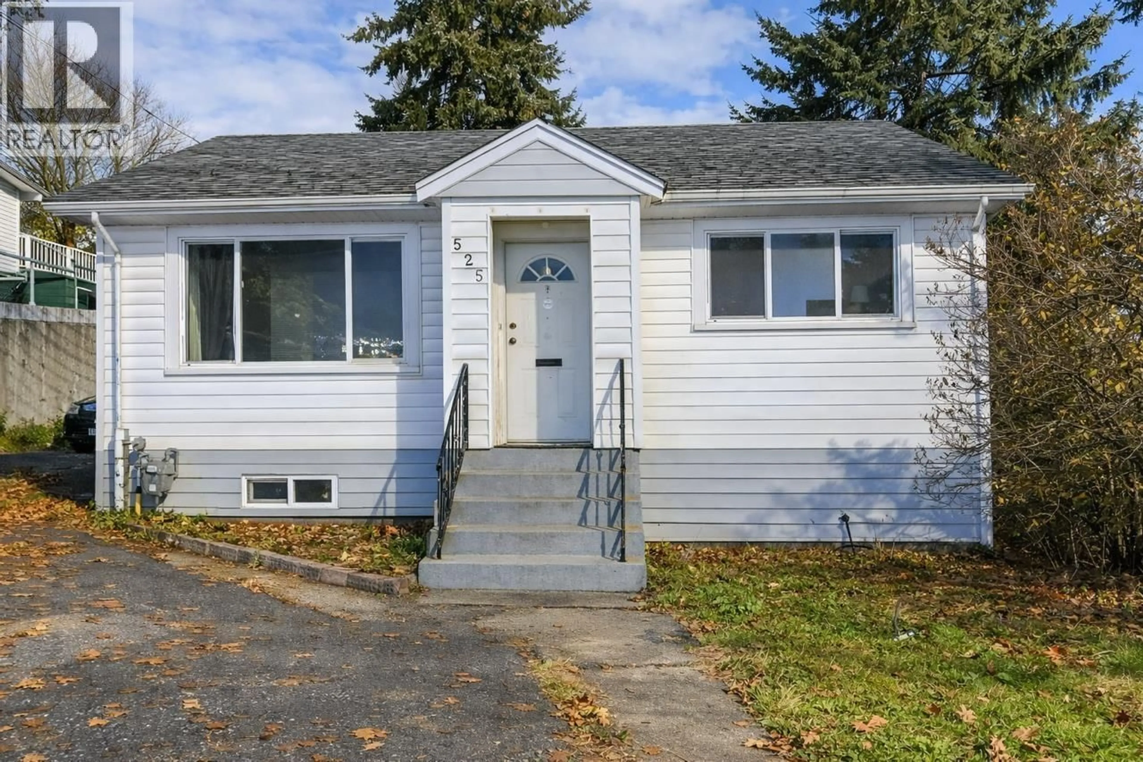 Home with vinyl exterior material, street for 525 SIXTEENTH STREET, New Westminster British Columbia V3M4R4