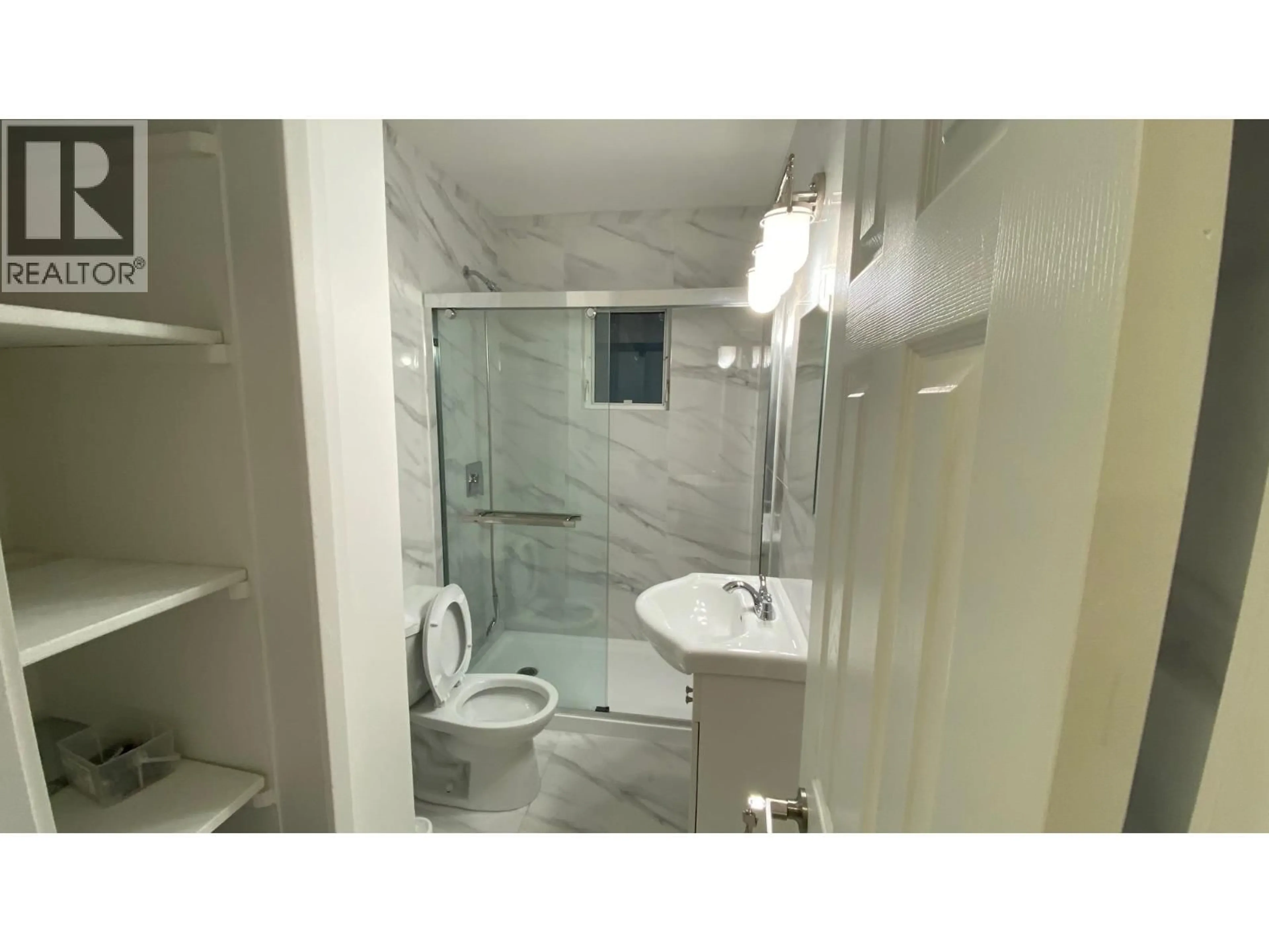 Standard bathroom, ceramic/tile floor for 525 SIXTEENTH STREET, New Westminster British Columbia V3M4R4