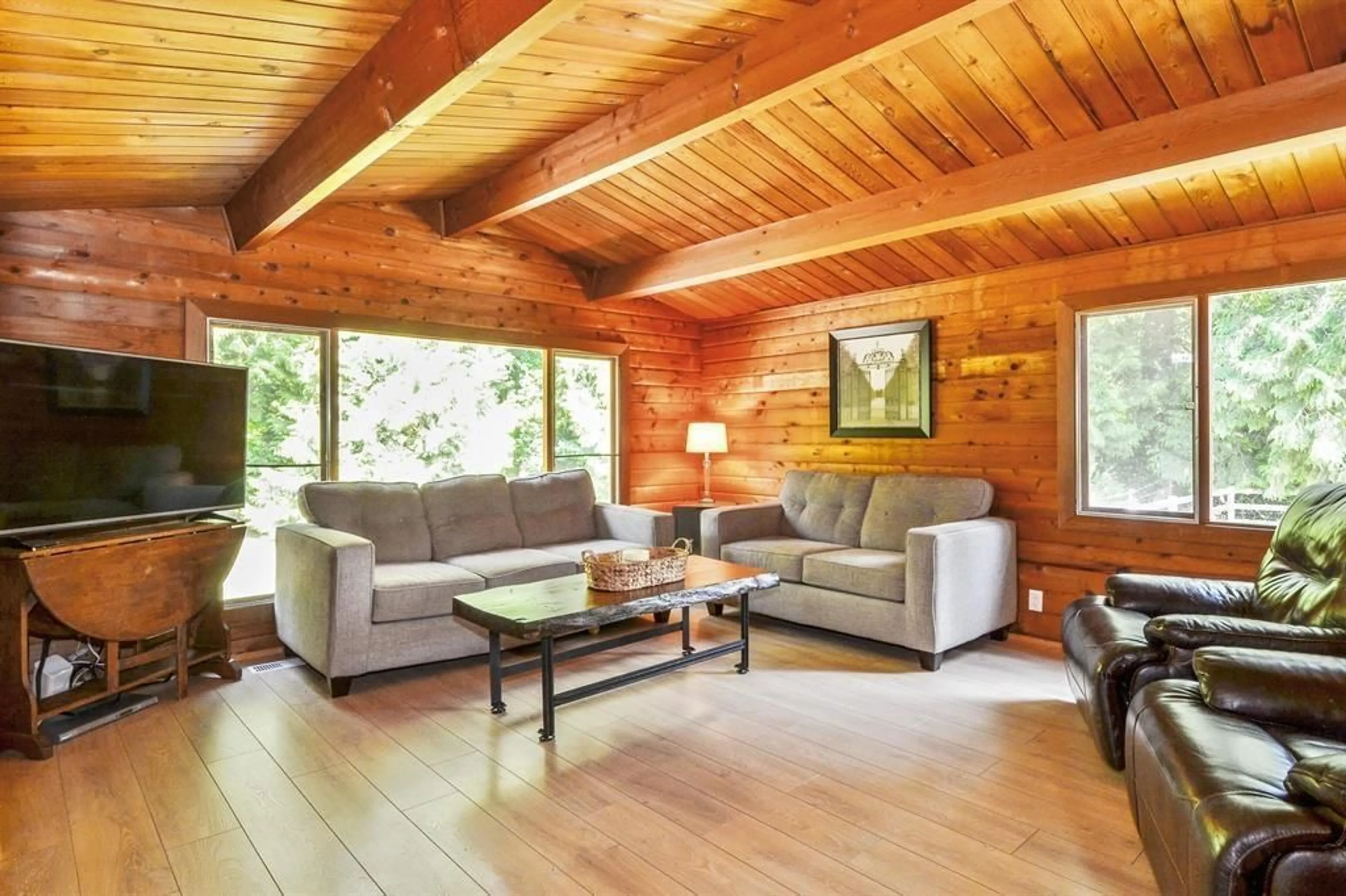 Living room with furniture, wood/laminate floor for 1910 196 STREET, Langley British Columbia V2Z2G4