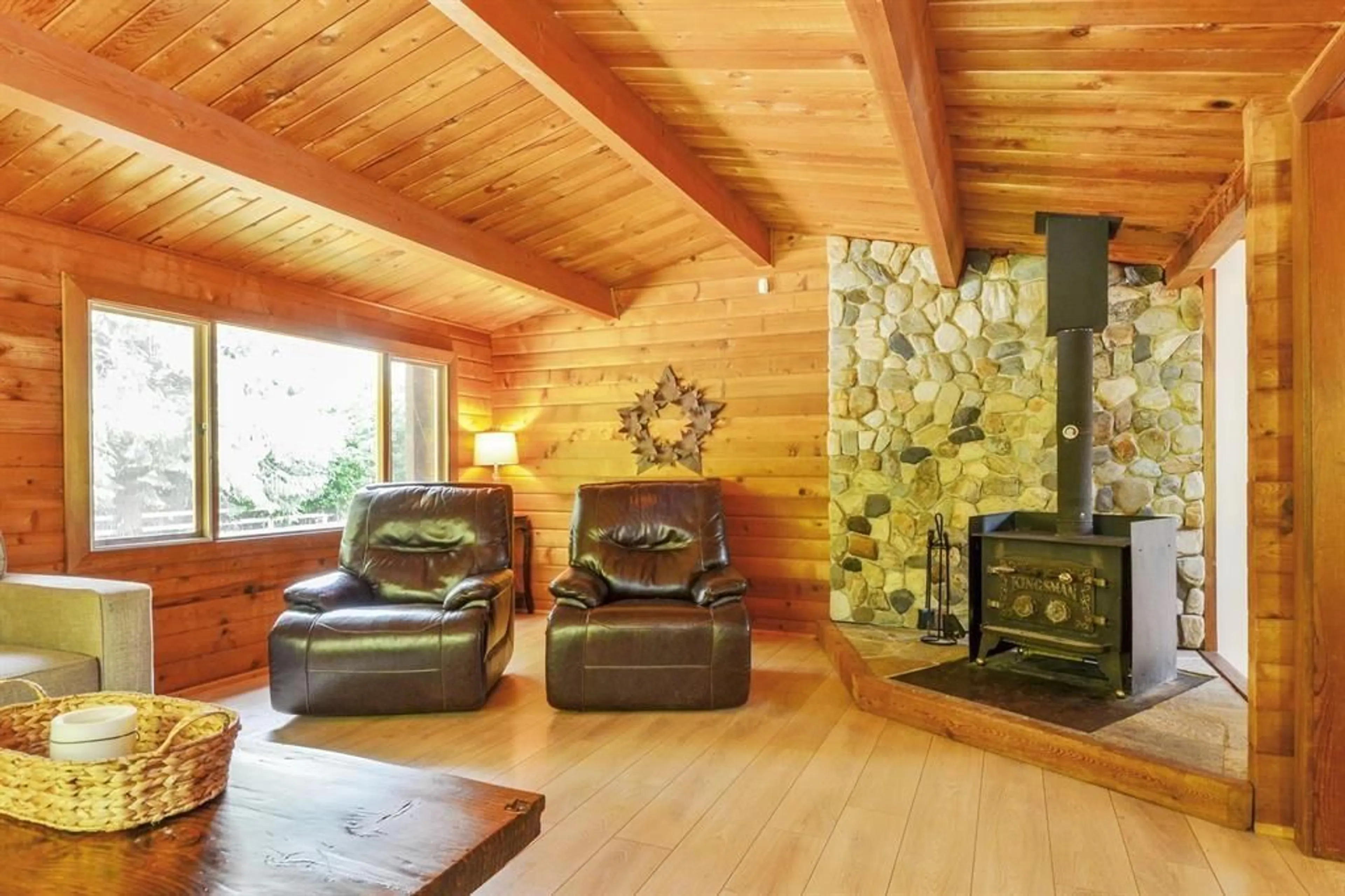 Living room with furniture, wood/laminate floor for 1910 196 STREET, Langley British Columbia V2Z2G4