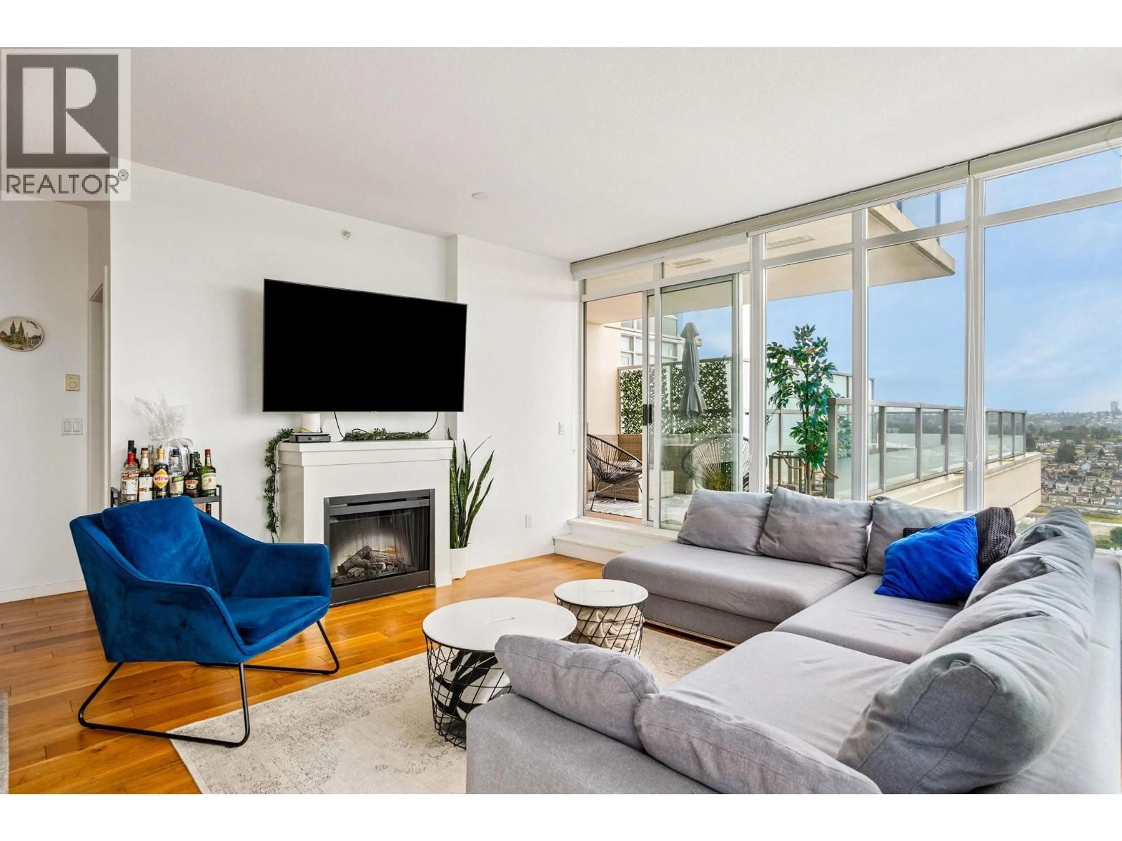 Living room with furniture, unknown for 3101 - 2133 DOUGLAS ROAD, Burnaby British Columbia V5C0E9