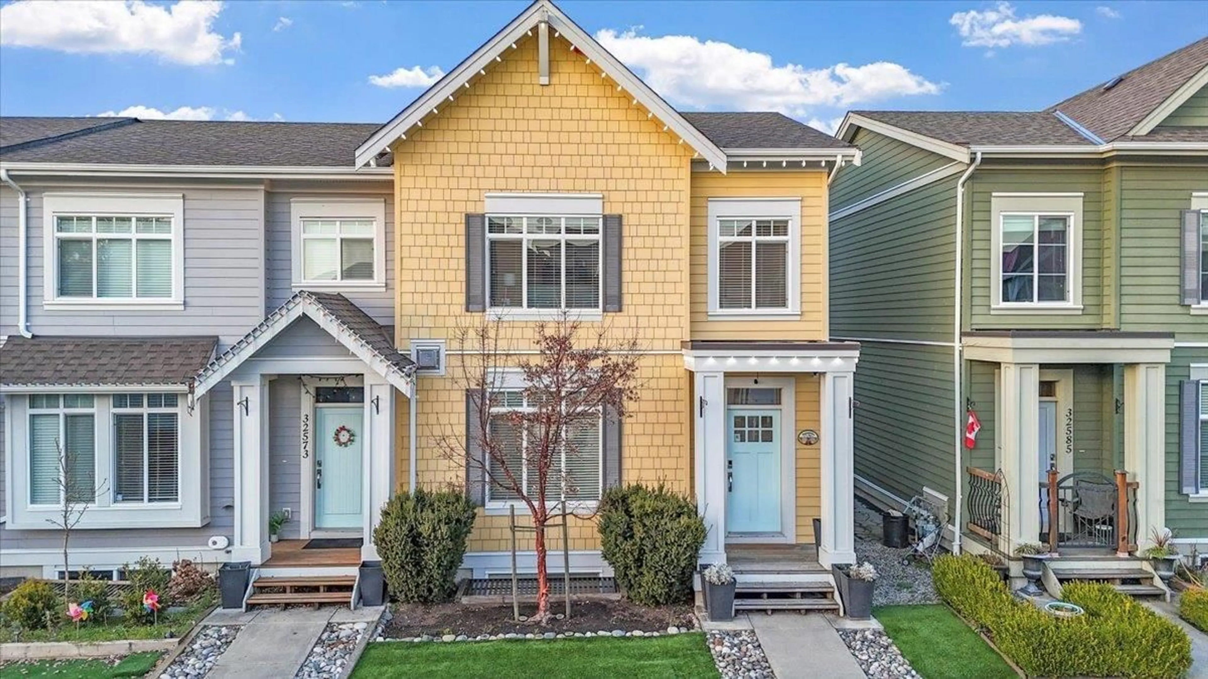 Home with vinyl exterior material, street for 32579 ROSS DRIVE, Mission British Columbia V2V0G4