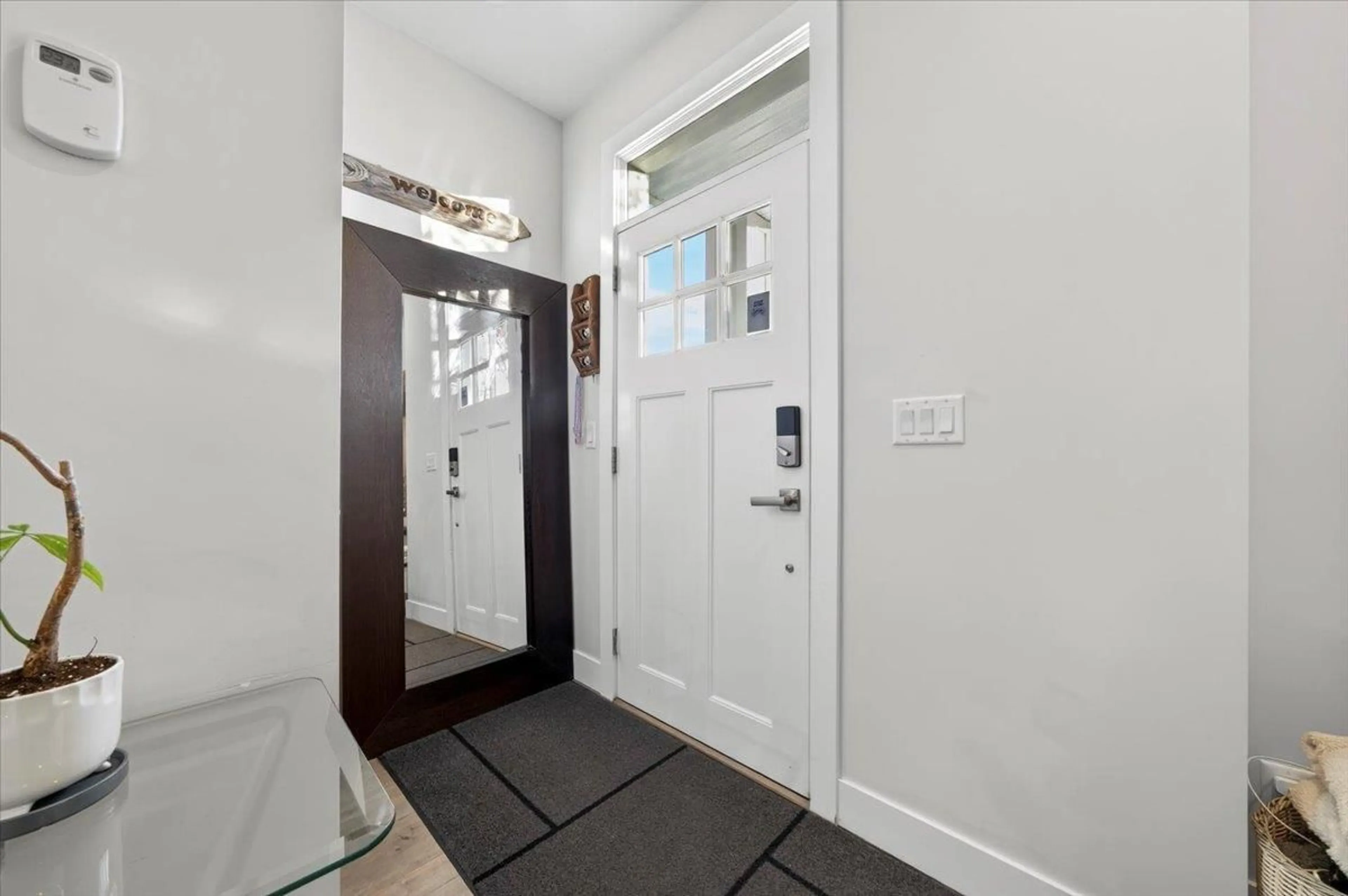 Indoor entryway for 32579 ROSS DRIVE, Mission British Columbia V2V0G4