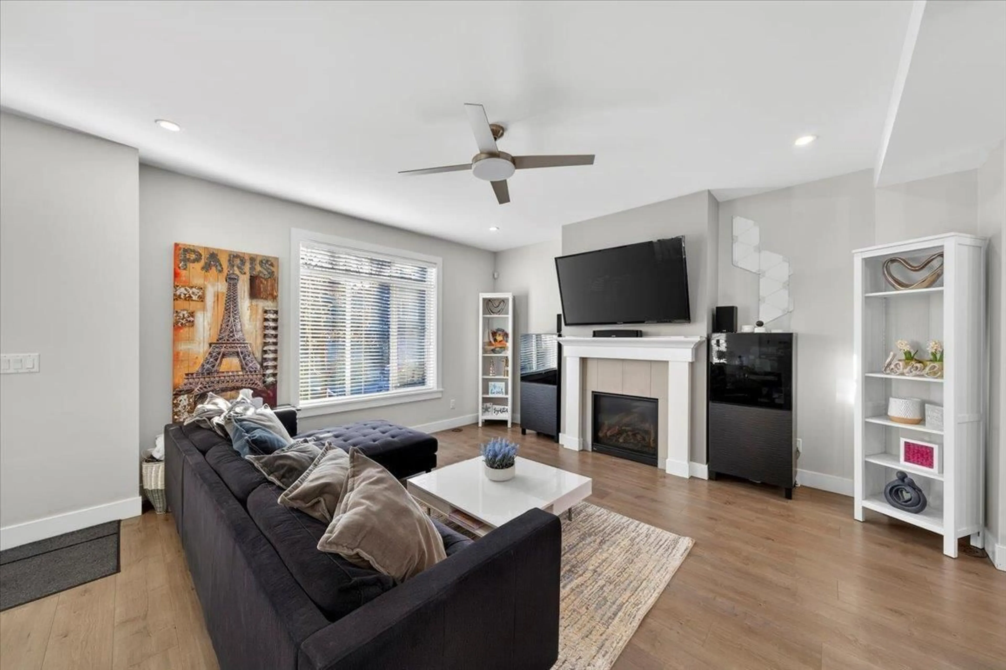 Living room with furniture, unknown for 32579 ROSS DRIVE, Mission British Columbia V2V0G4