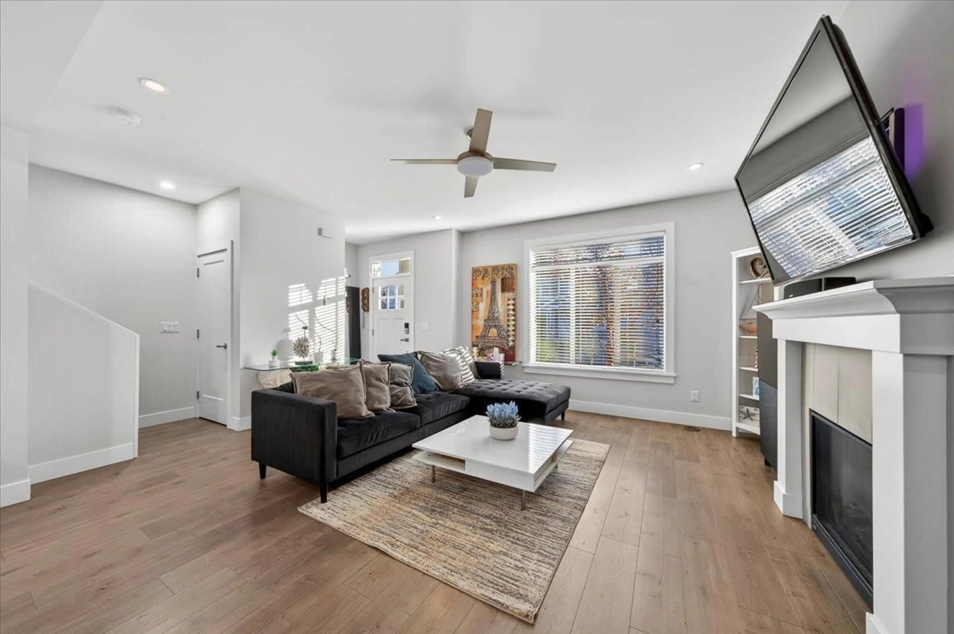 Living room with furniture, unknown for 32579 ROSS DRIVE, Mission British Columbia V2V0G4