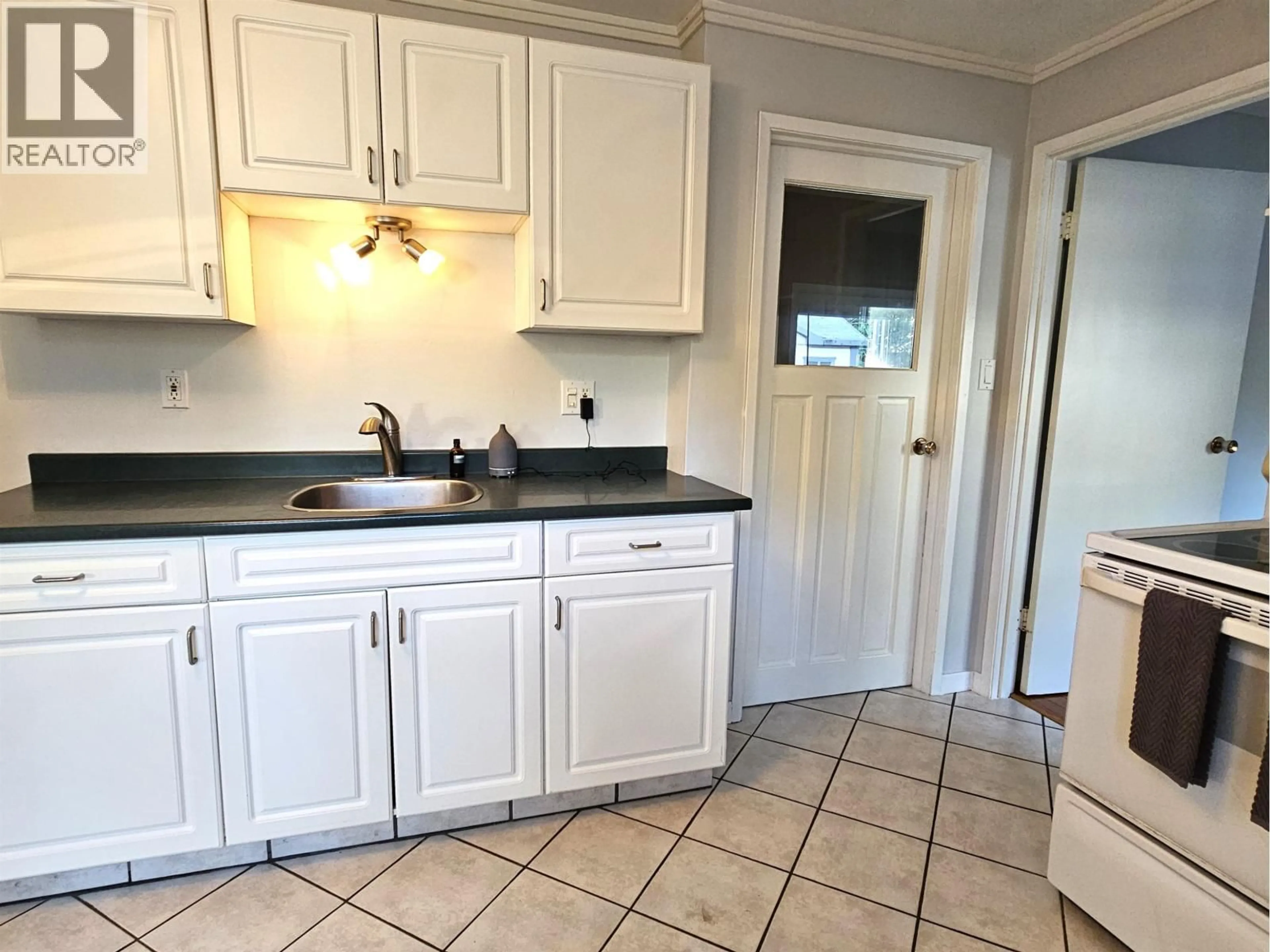 Standard kitchen, ceramic/tile floor for 1502 DEPOT ROAD, Squamish British Columbia V0N1H0