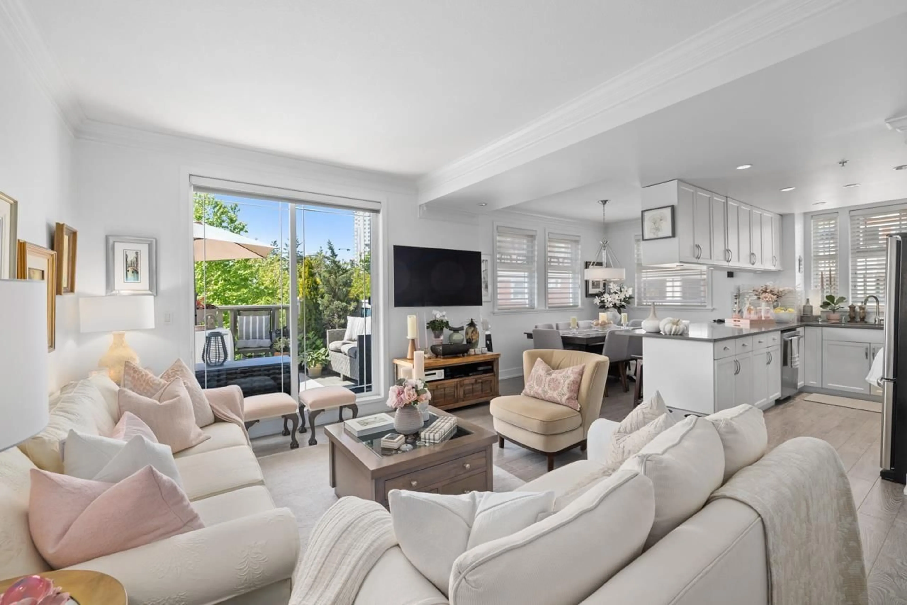 Living room with furniture, unknown for 302 - 15392 16A AVENUE, Surrey British Columbia V4A1S9