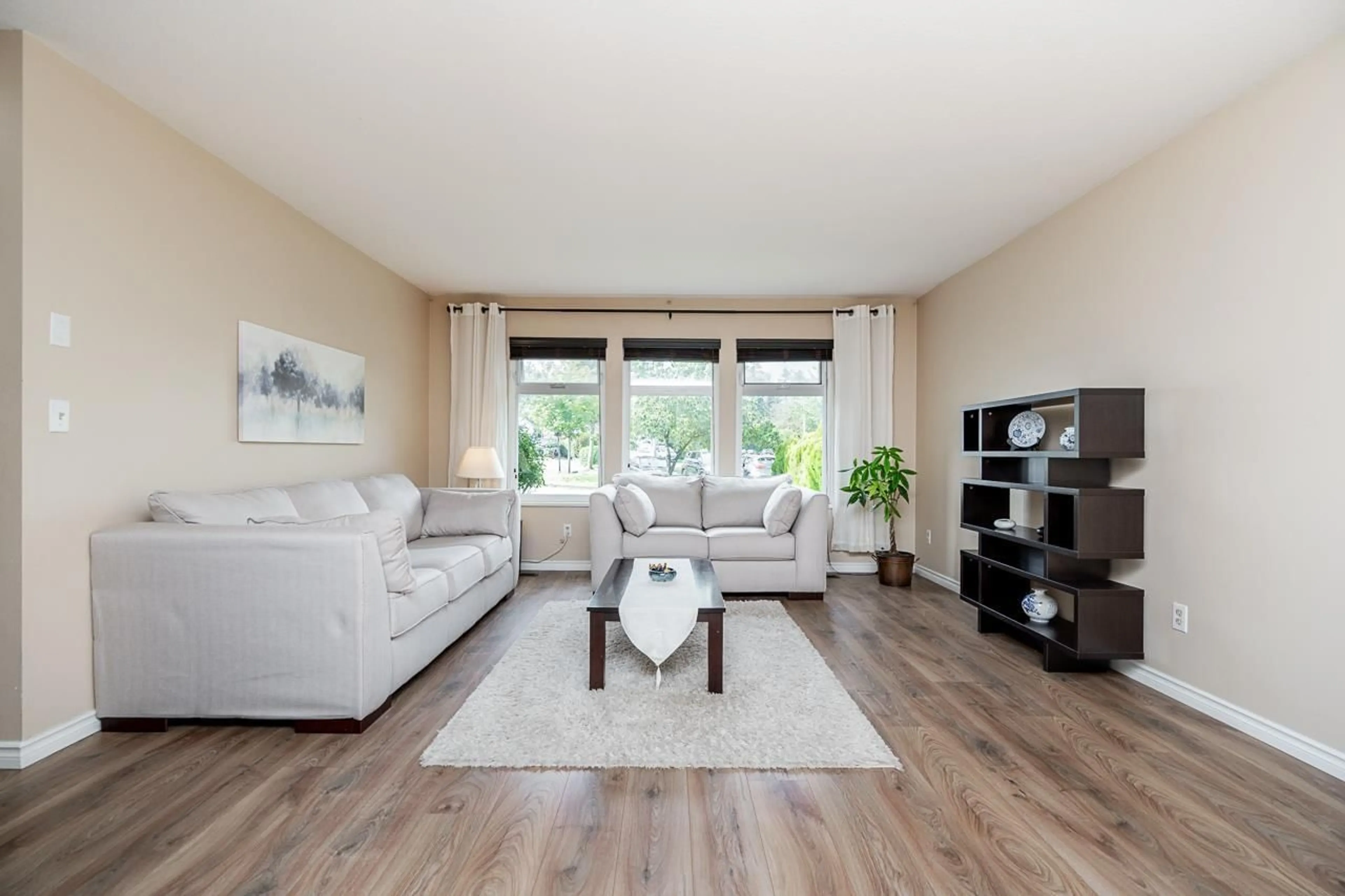 Living room with furniture, wood/laminate floor for 15478 90 AVENUE, Surrey British Columbia V3R9J4