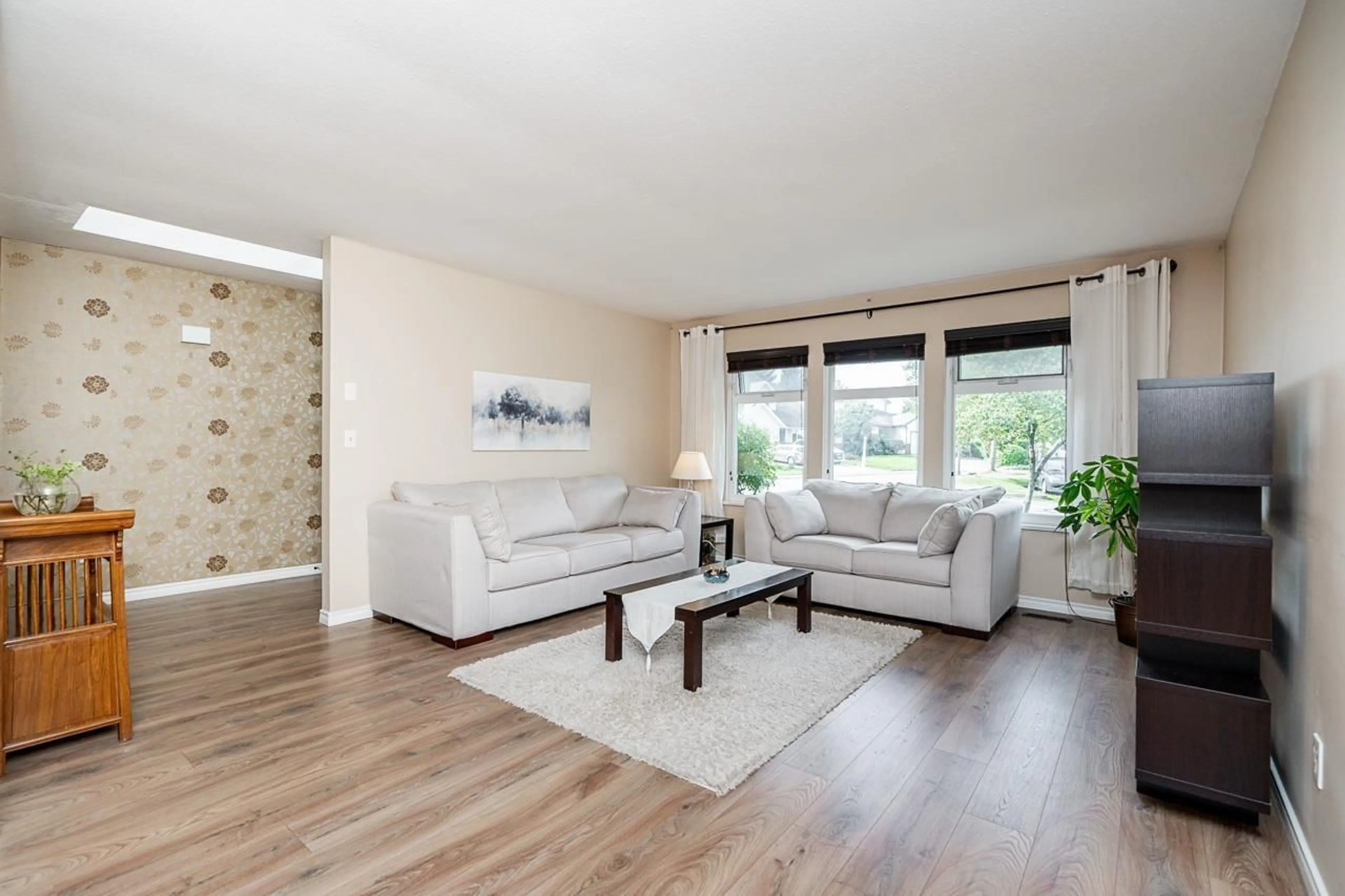Living room with furniture, wood/laminate floor for 15478 90 AVENUE, Surrey British Columbia V3R9J4