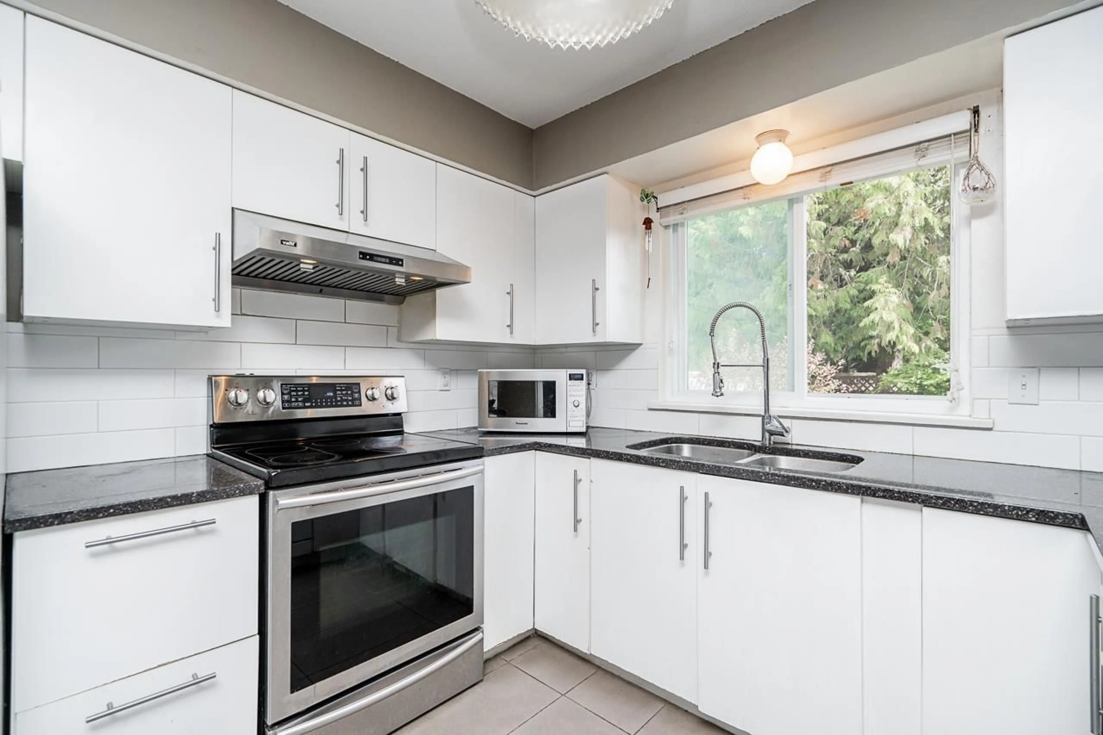 Standard kitchen, unknown for 15478 90 AVENUE, Surrey British Columbia V3R9J4