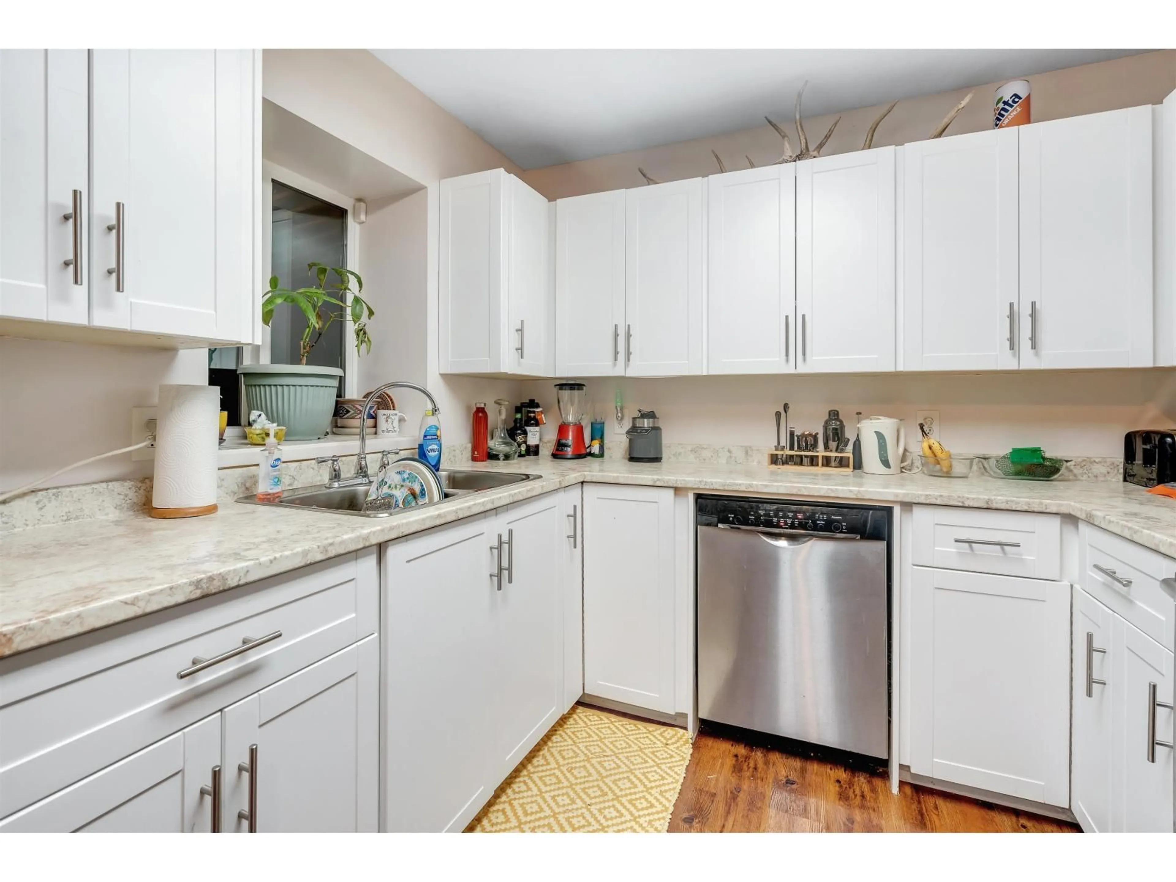 Standard kitchen, unknown for 17440 61A AVENUE, Surrey British Columbia V3S6Y2