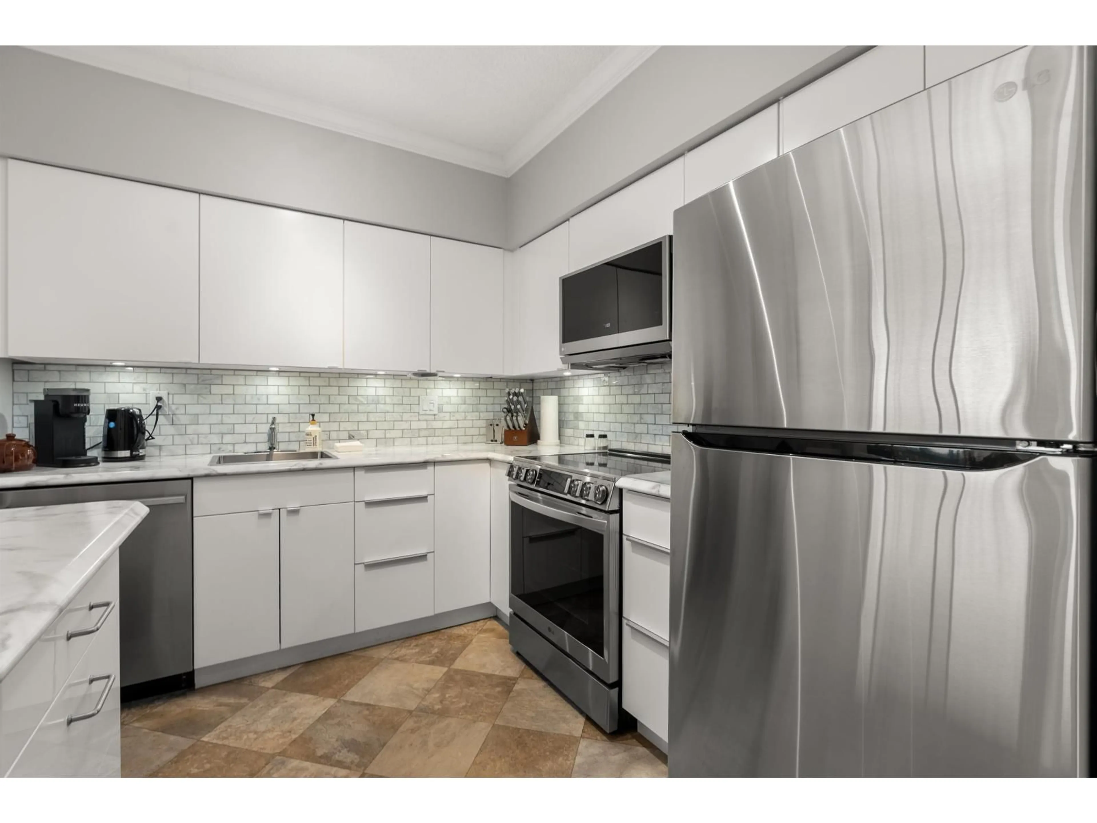 Standard kitchen, ceramic/tile floor for 914 - 31955 OLD YALE ROAD, Abbotsford British Columbia V2T4N1