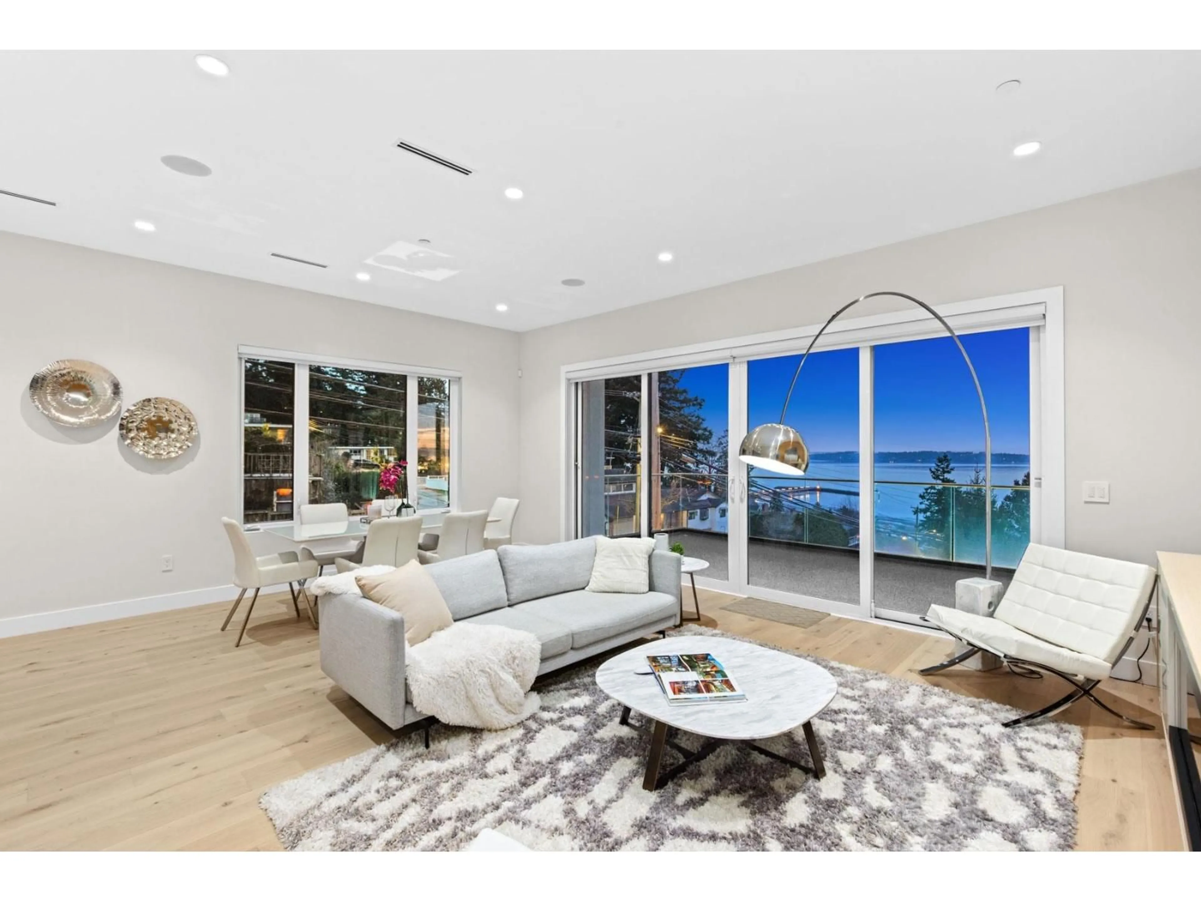 Living room with furniture, unknown for 14799 OXENHAM AVENUE, White Rock British Columbia V4B2H8