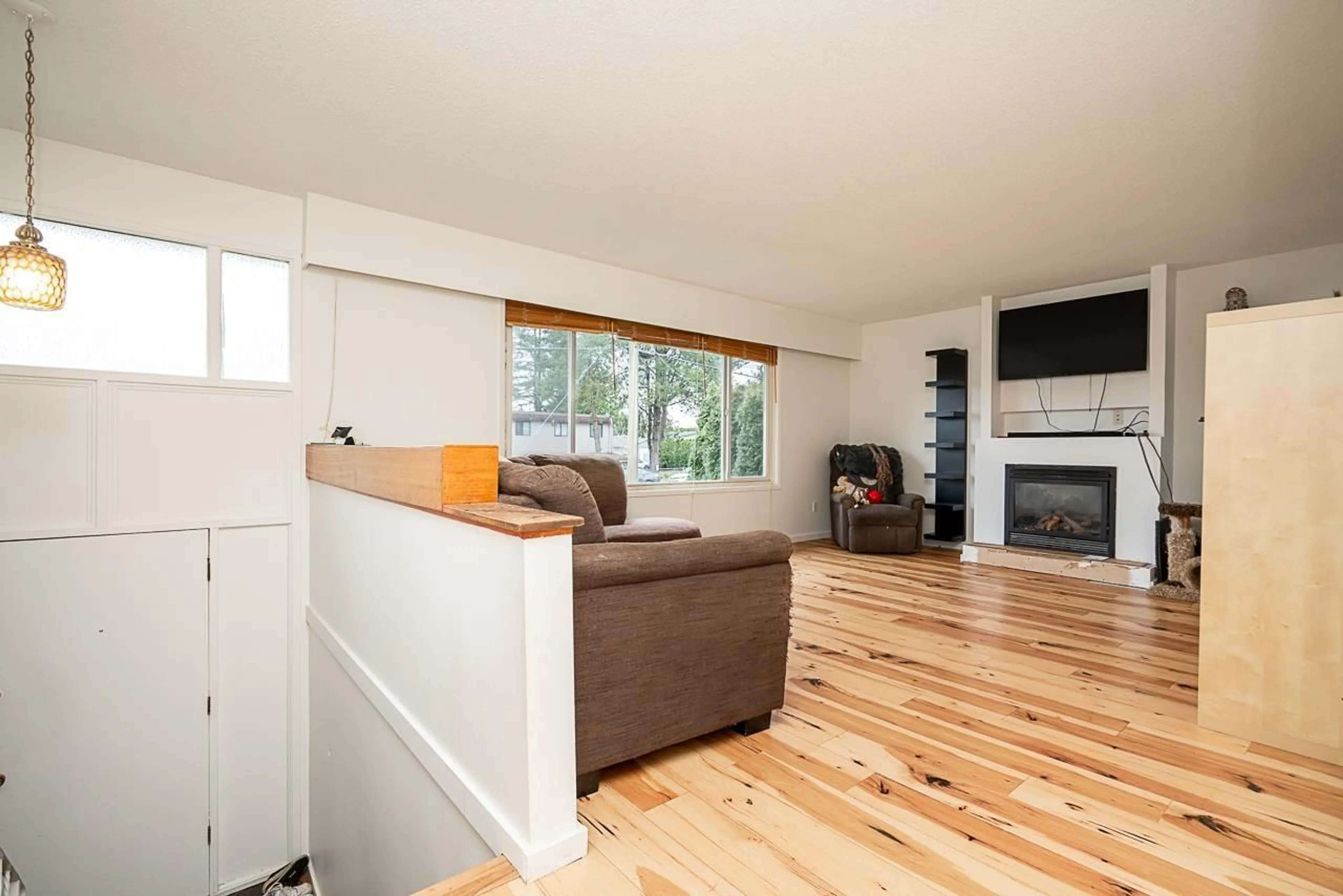 Living room with furniture, wood/laminate floor for 2995 268A STREET, Langley British Columbia V4W3B9