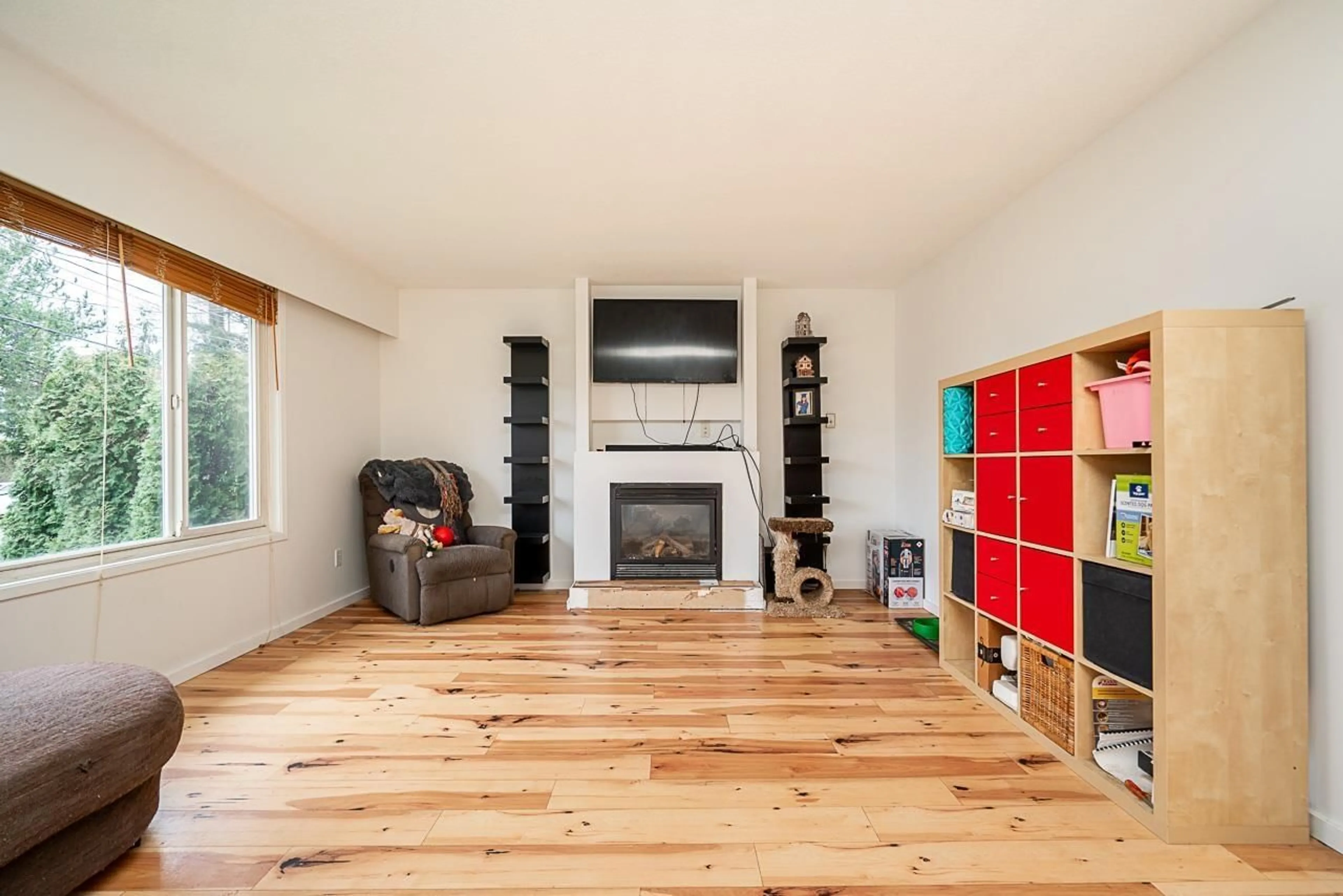 Living room with furniture, wood/laminate floor for 2995 268A STREET, Langley British Columbia V4W3B9