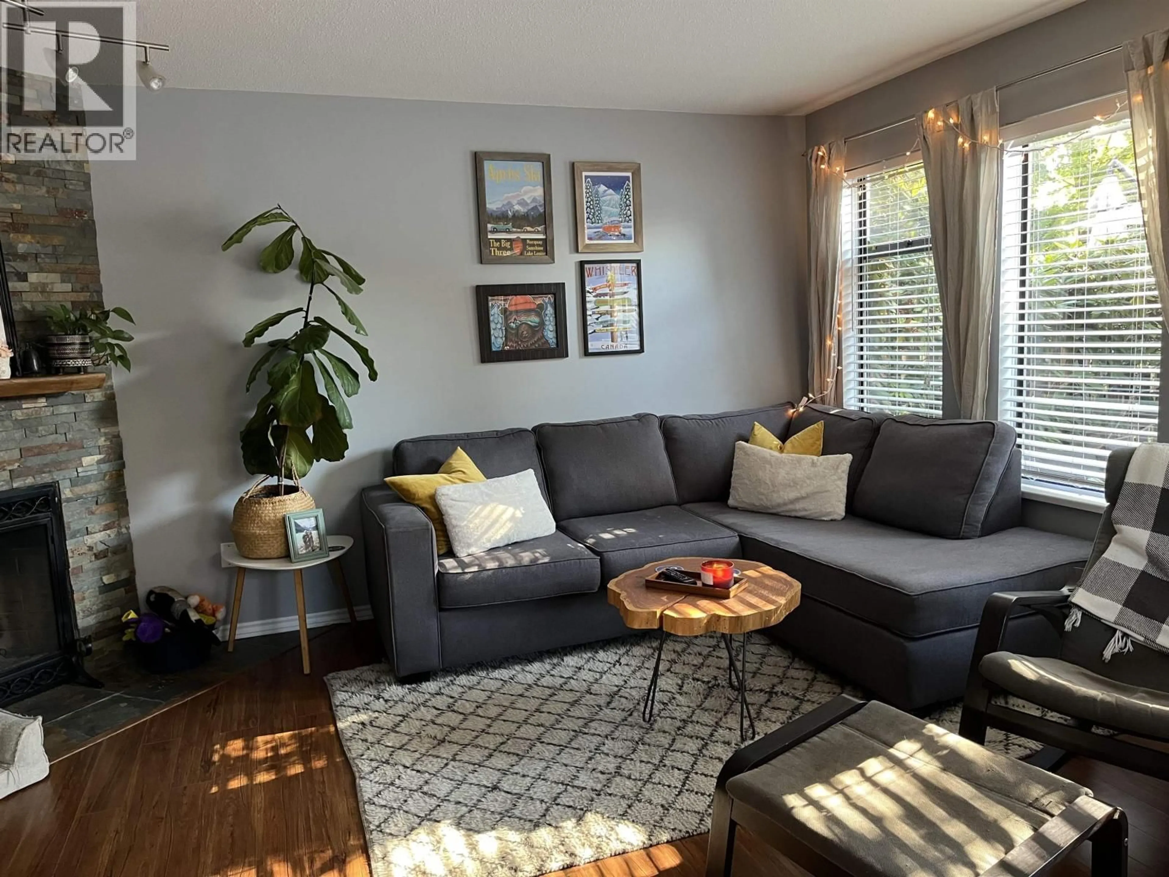 Living room with furniture, wood/laminate floor for 49 - 98 BEGIN STREET, Coquitlam British Columbia V3K6M9