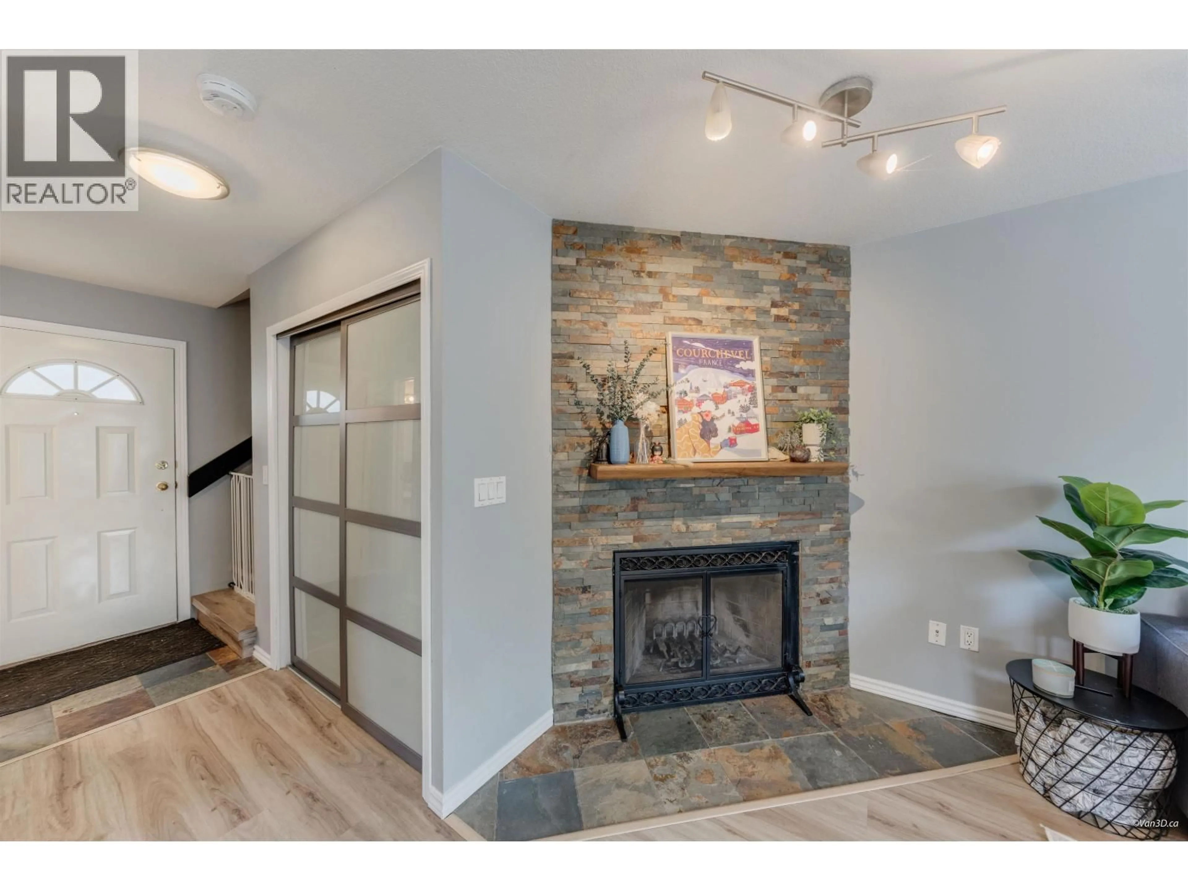 Indoor entryway for 49 - 98 BEGIN STREET, Coquitlam British Columbia V3K6M9