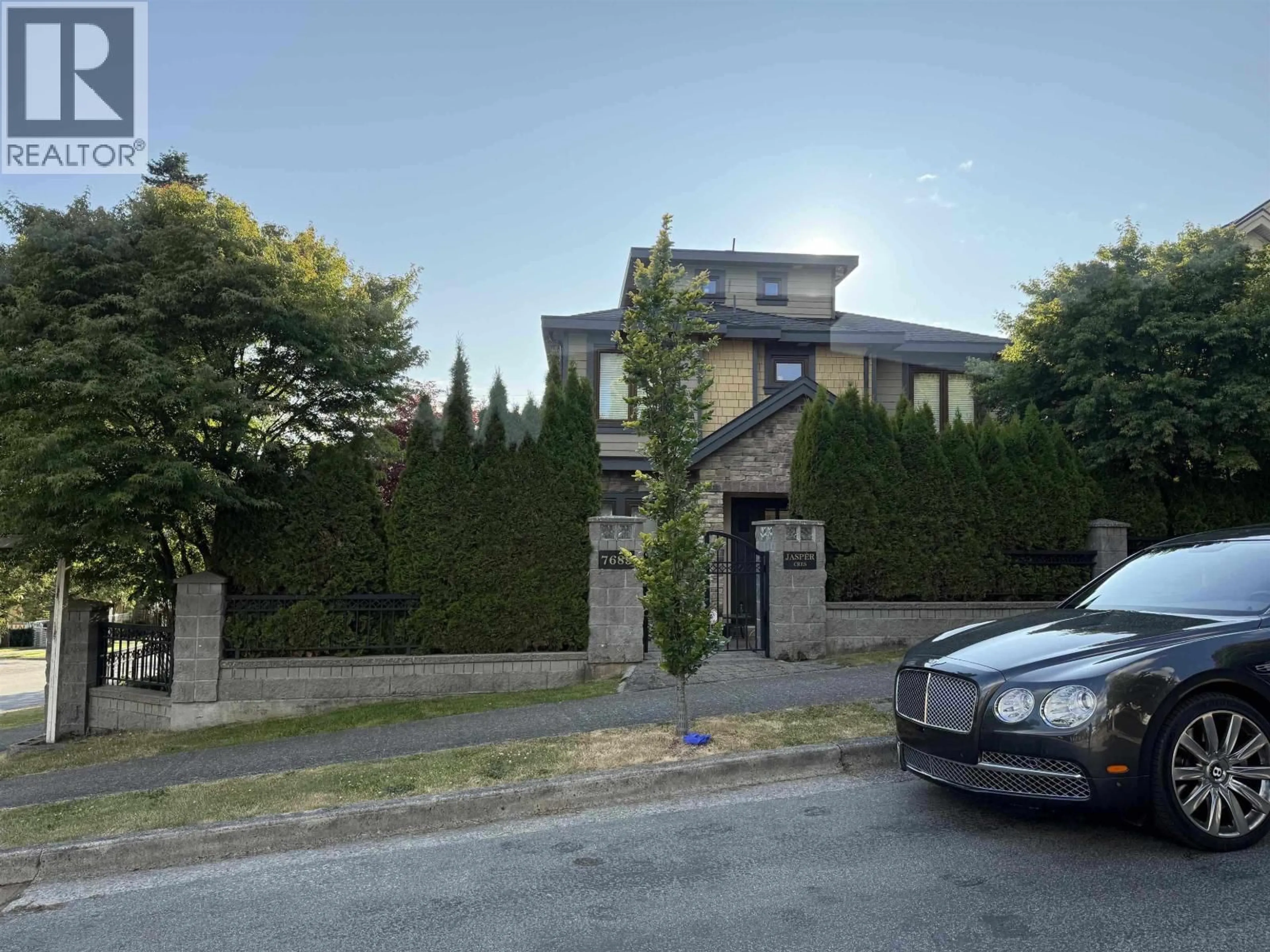 A pic from outside/outdoor area/front of a property/back of a property/a pic from drone, street for 7689 JASPER CRESCENT, Vancouver British Columbia V5P3S7