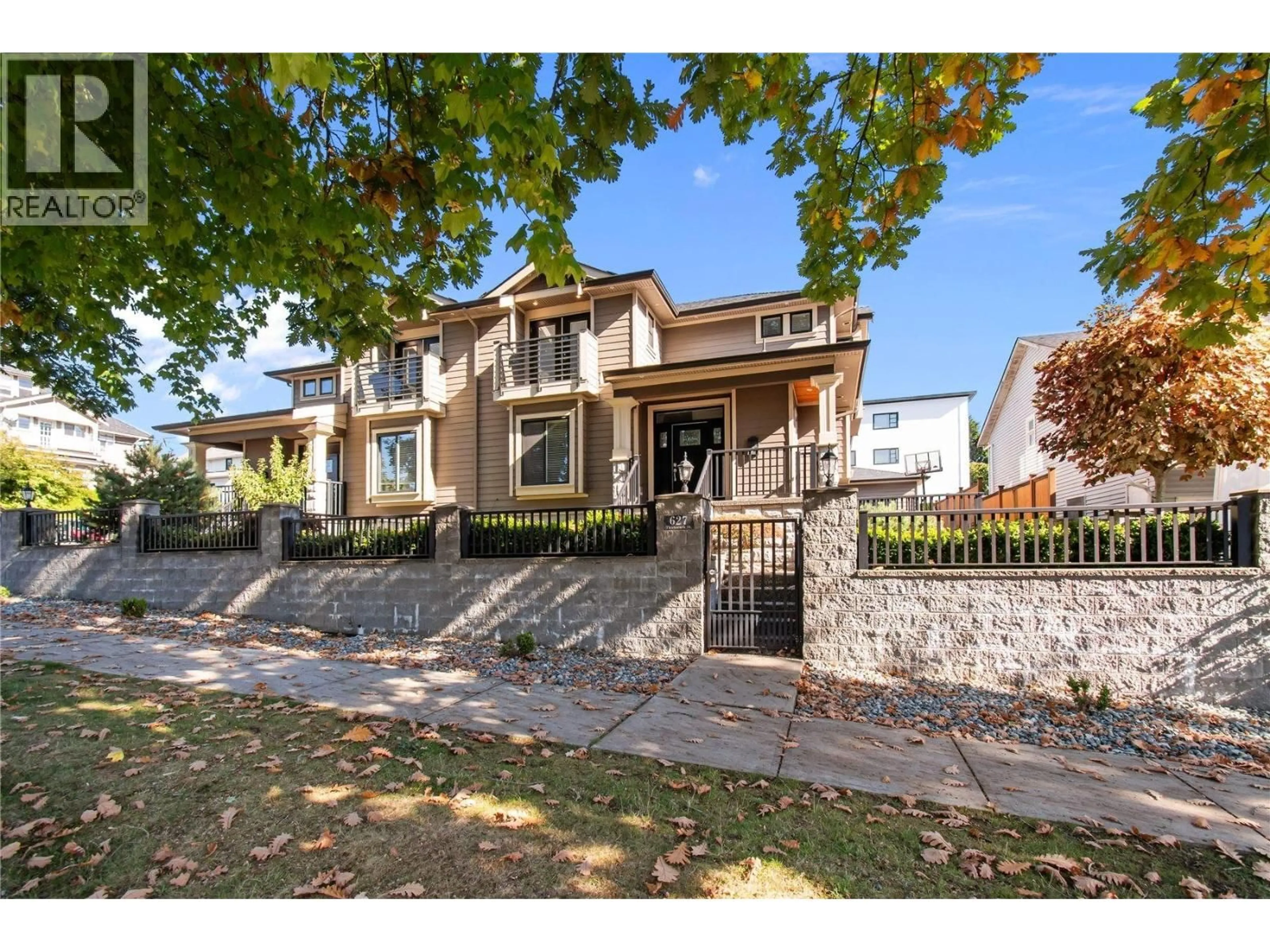 A pic from outside/outdoor area/front of a property/back of a property/a pic from drone, street for 627 THIRTEENTH STREET, New Westminster British Columbia V3M4M3