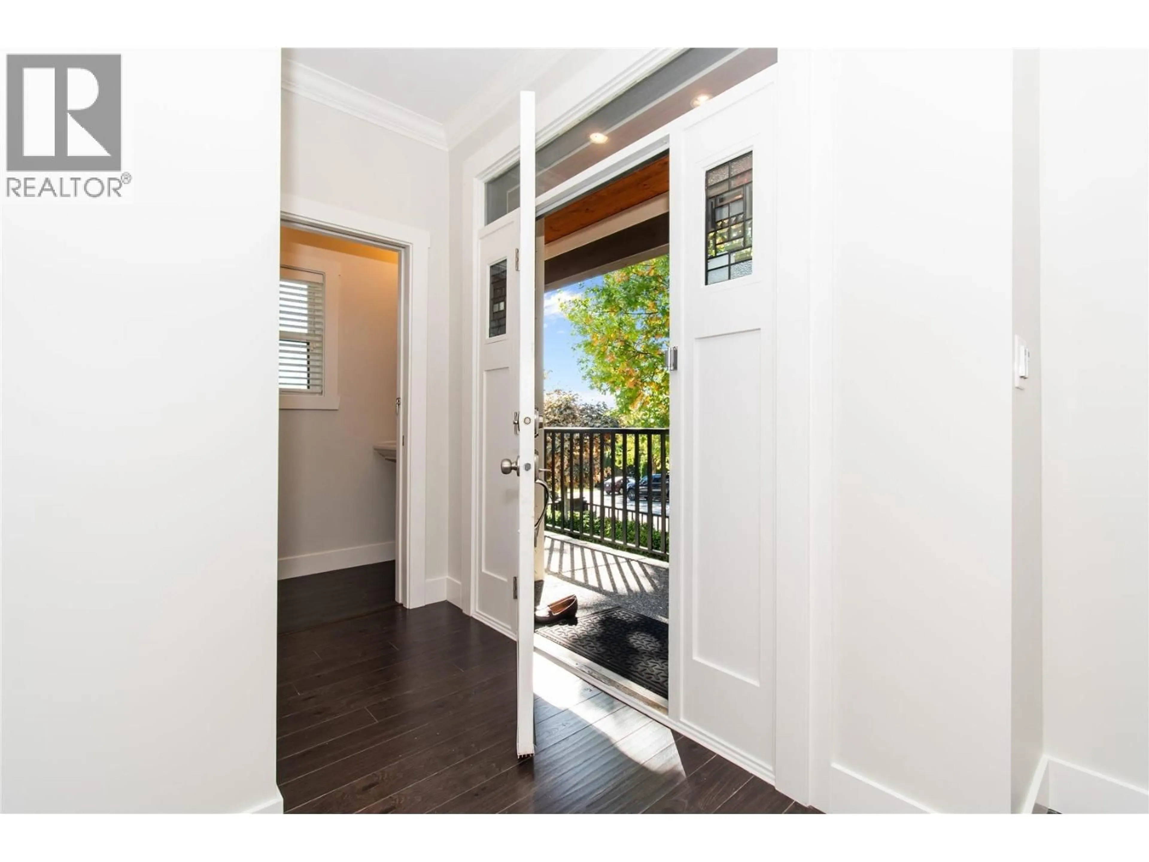 Indoor entryway for 627 THIRTEENTH STREET, New Westminster British Columbia V3M4M3