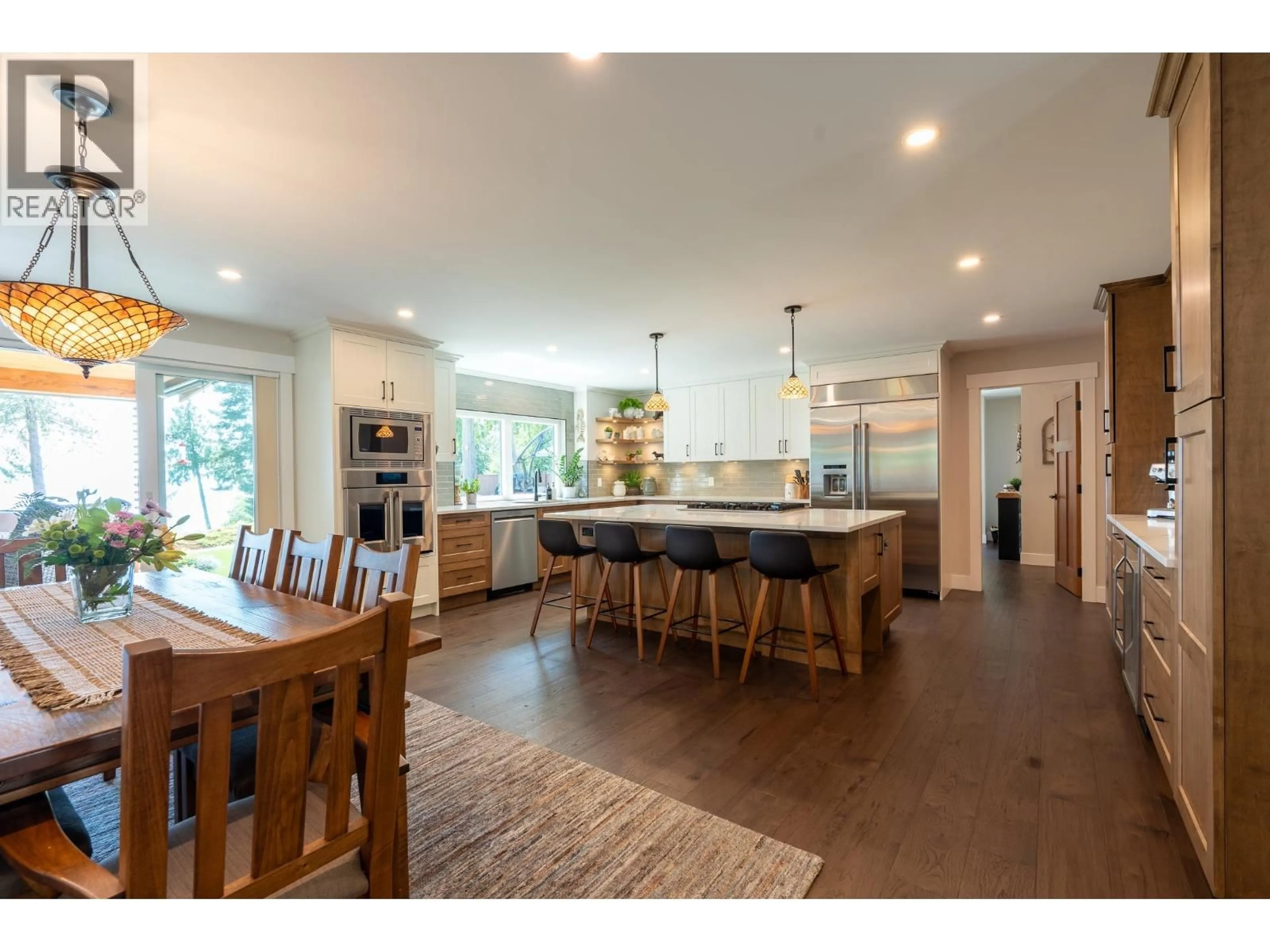 Open concept kitchen, wood/laminate floor for 7893 REDROOFFS ROAD, Halfmoon Bay British Columbia V7Z1A4