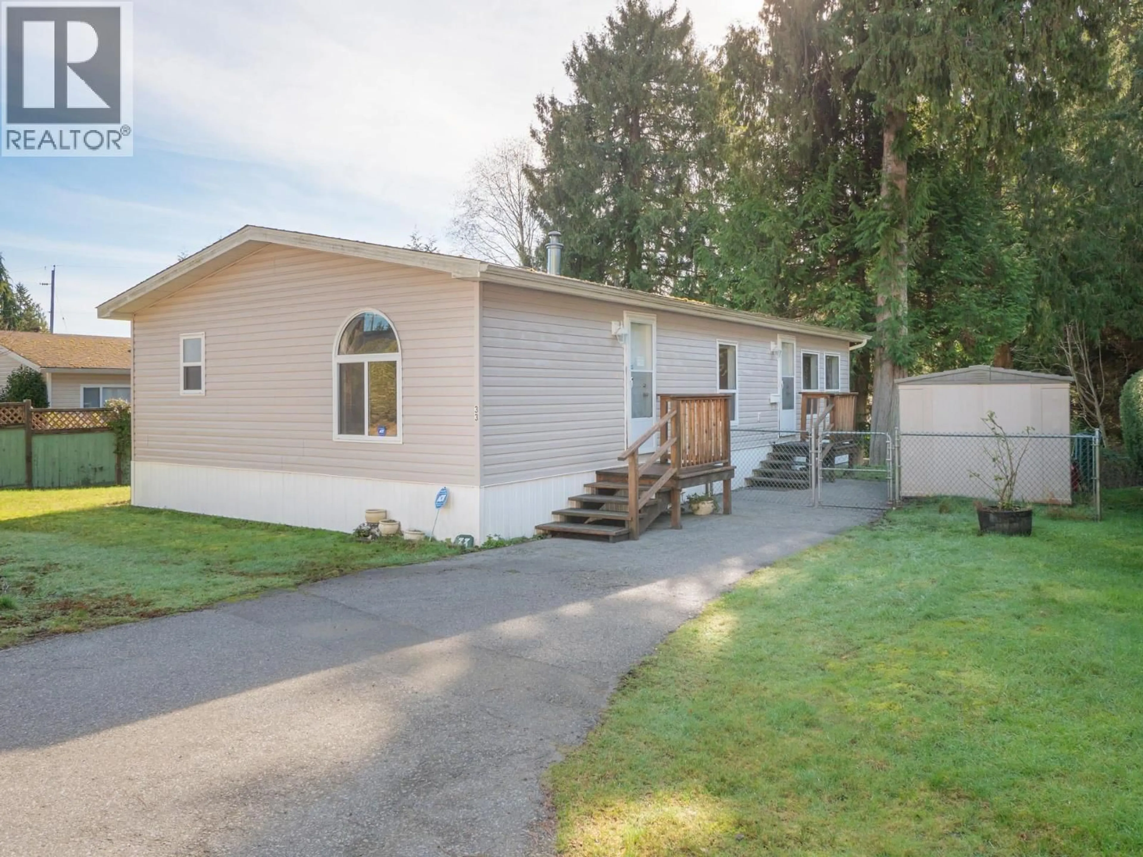 Home with vinyl exterior material, street for 33 - 5575 MASON ROAD, Sechelt British Columbia V7Z0K9
